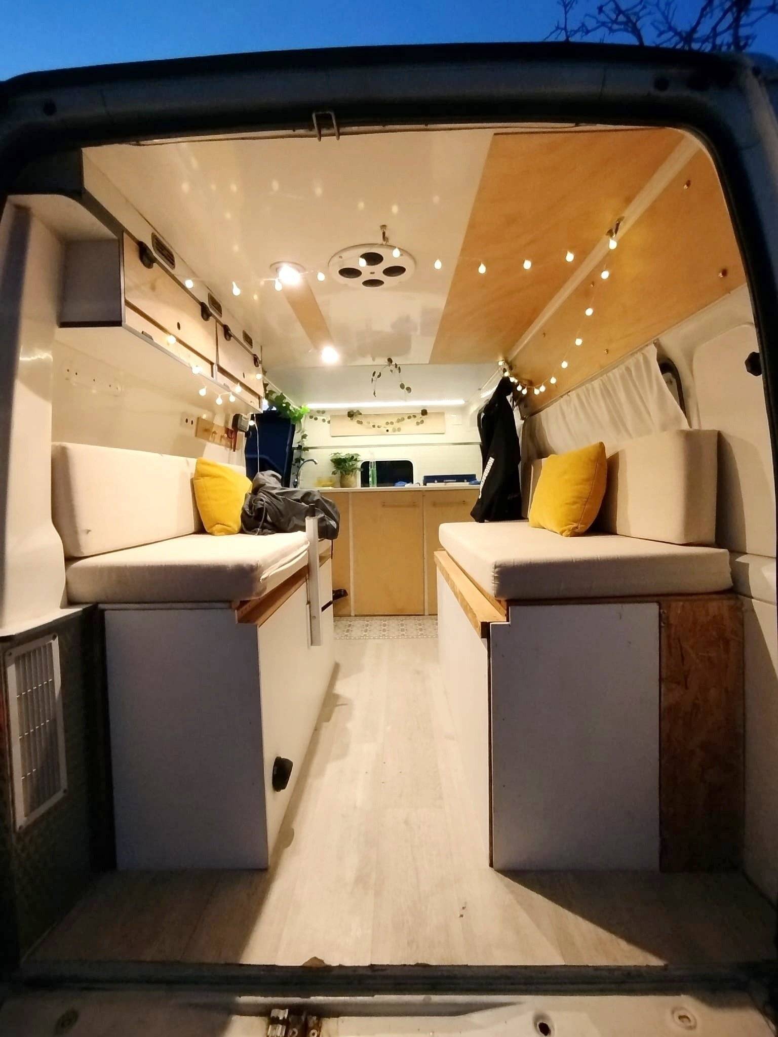Dining Area Ford Transit 2,2l TDCi 140 ch. - Yescapa