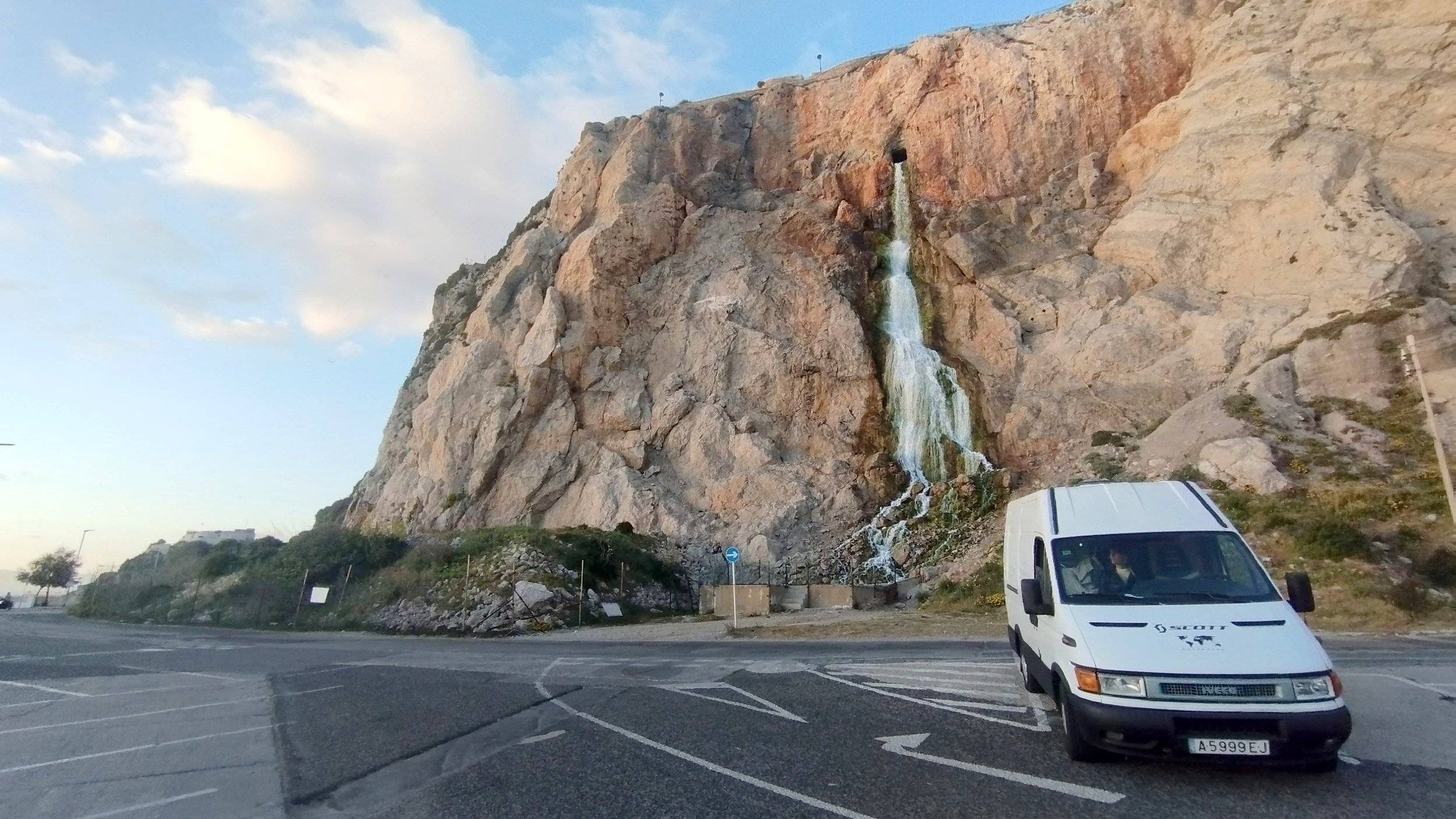 Front view from 3/4 Iveco 35s11 Daily 2.3 hpi - Yescapa