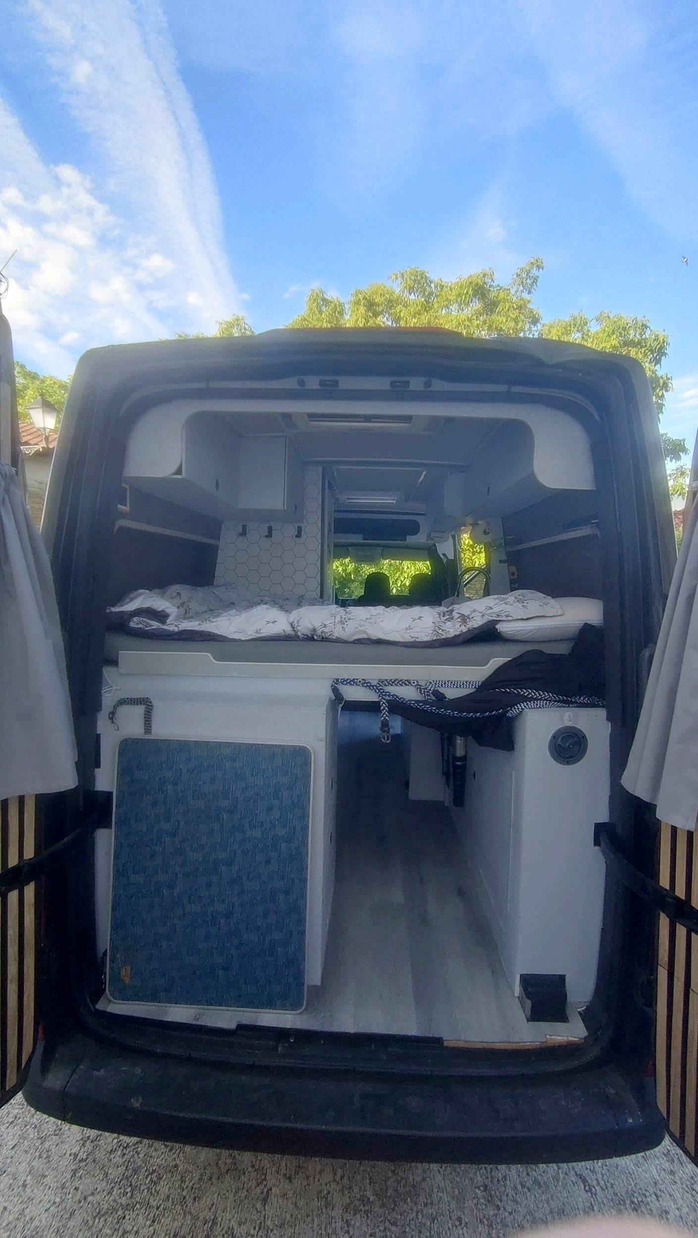 Berth Volkswagen Crafter 2,5 l 109 ch - Yescapa