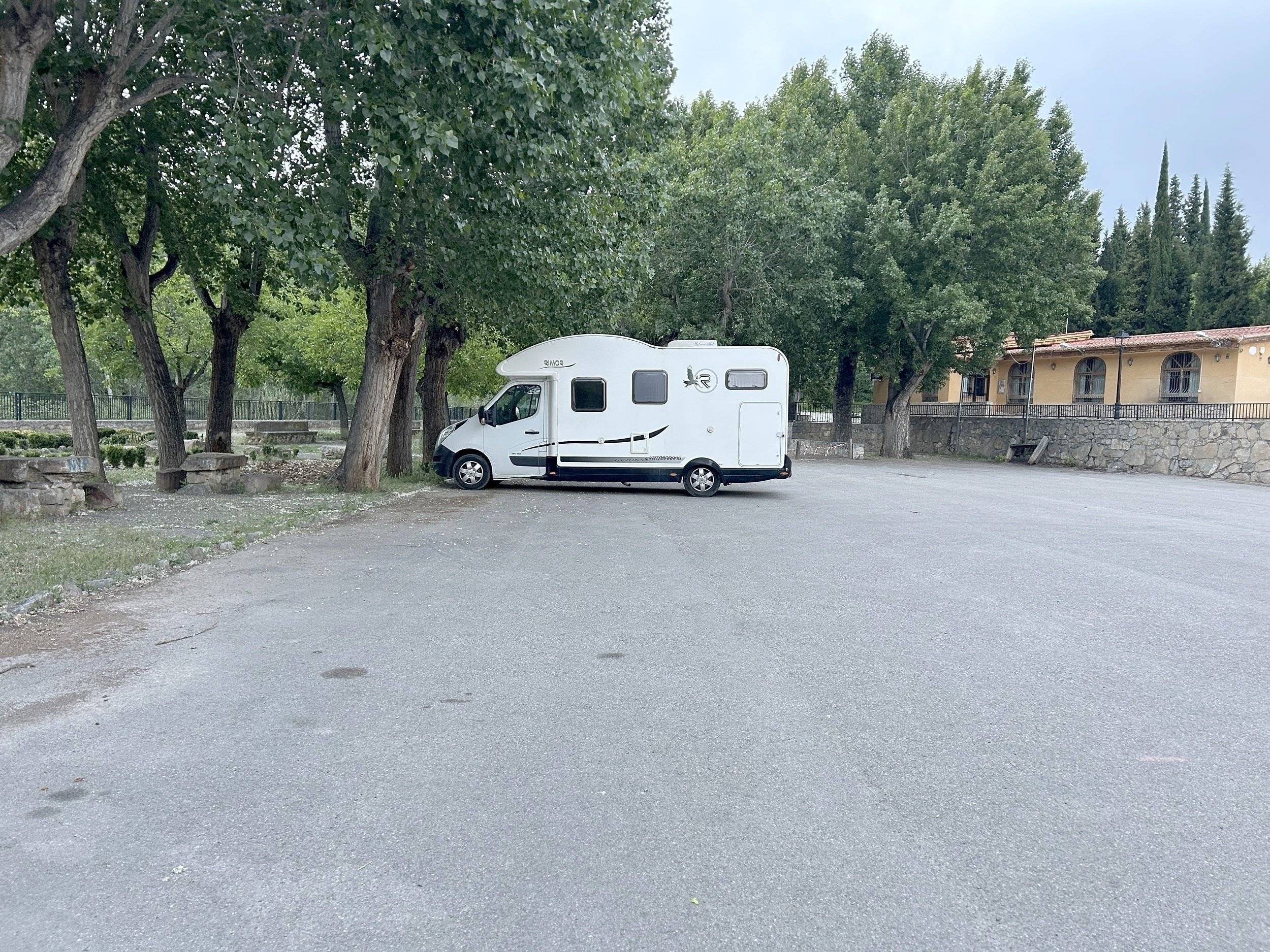 Vista frontale a ¾ Renault MASTER - Yescapa