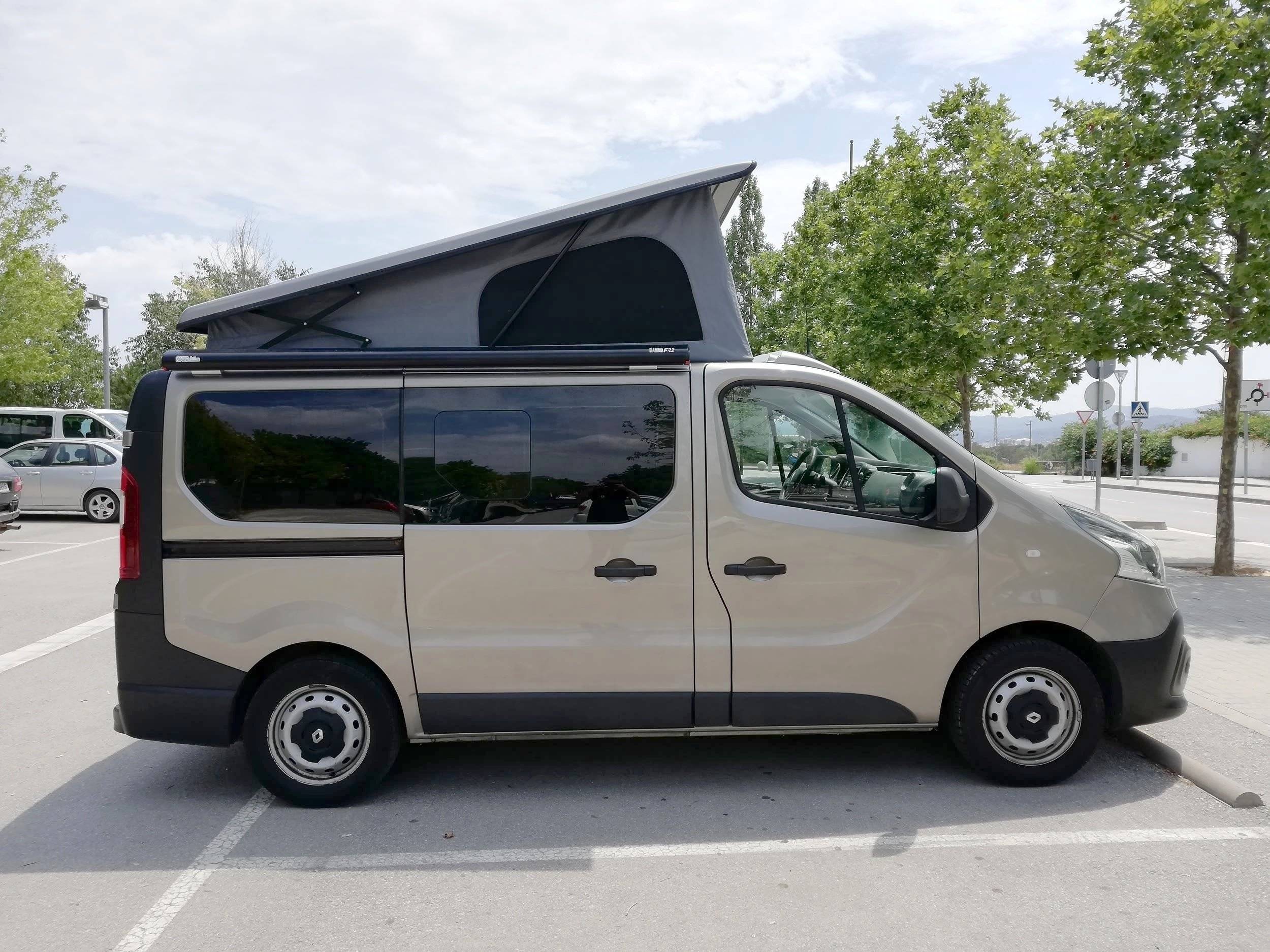Vue arrière Renault Trafic III 1.6 dci - Yescapa