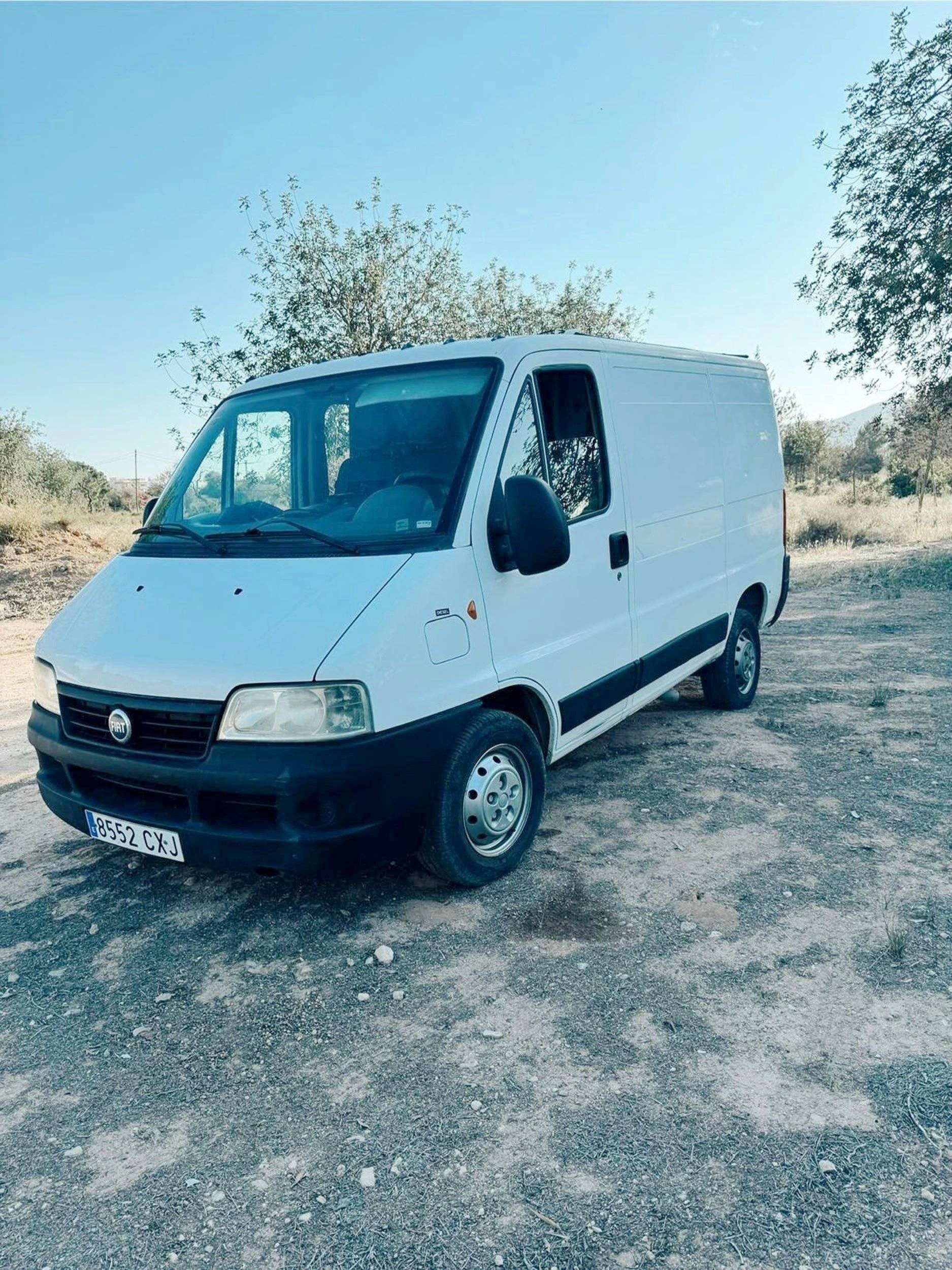 Vue avant de 3/4 Fiat Ducato 2.0 JTD - Yescapa