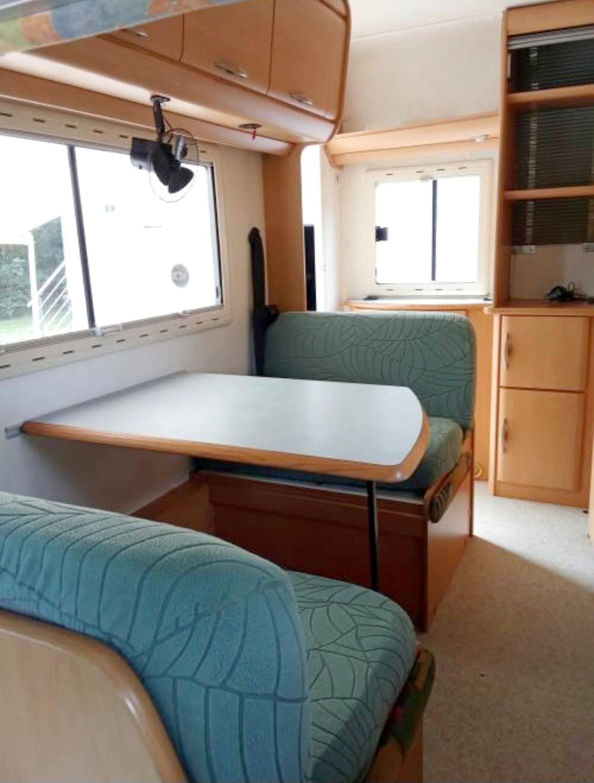 Dining Area Fiat Ducato 1.9 - Yescapa