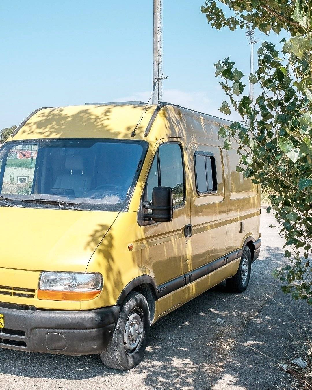 Vista frontale a ¾ Renault Renault Master II - Yescapa