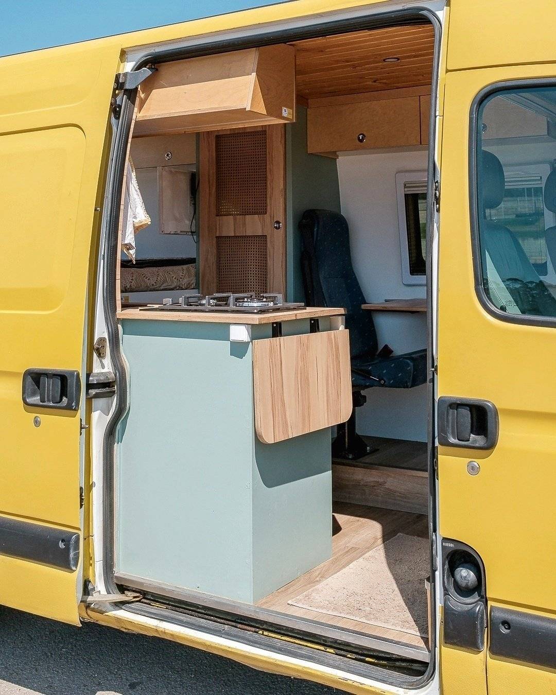 Vista del vehicle angle davanter Renault Renault Master II - Yescapa