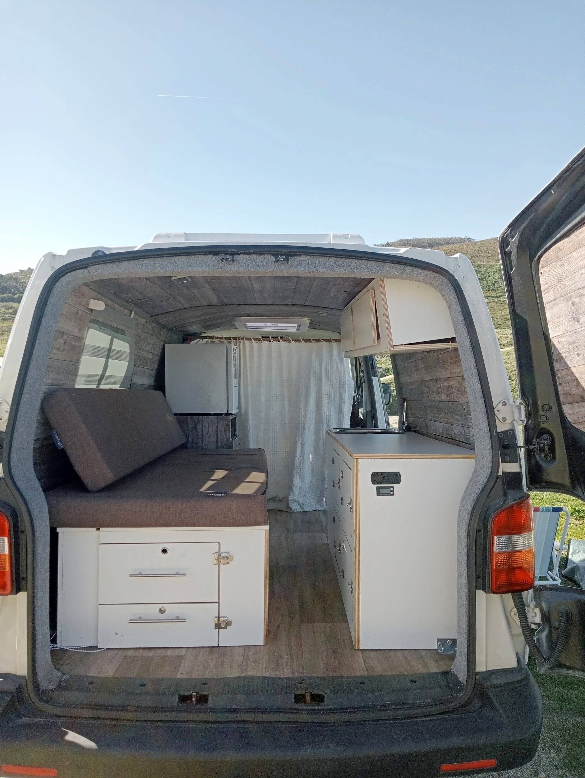 Slaapplaatsen Volkswagen Transporter T5 2.5TDI - Yescapa