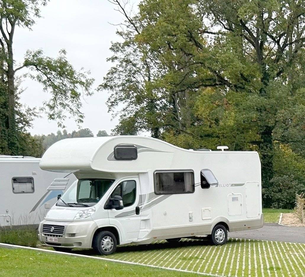 Vista frontale a ¾ Fiat Ducato 120 Multijet - Yescapa