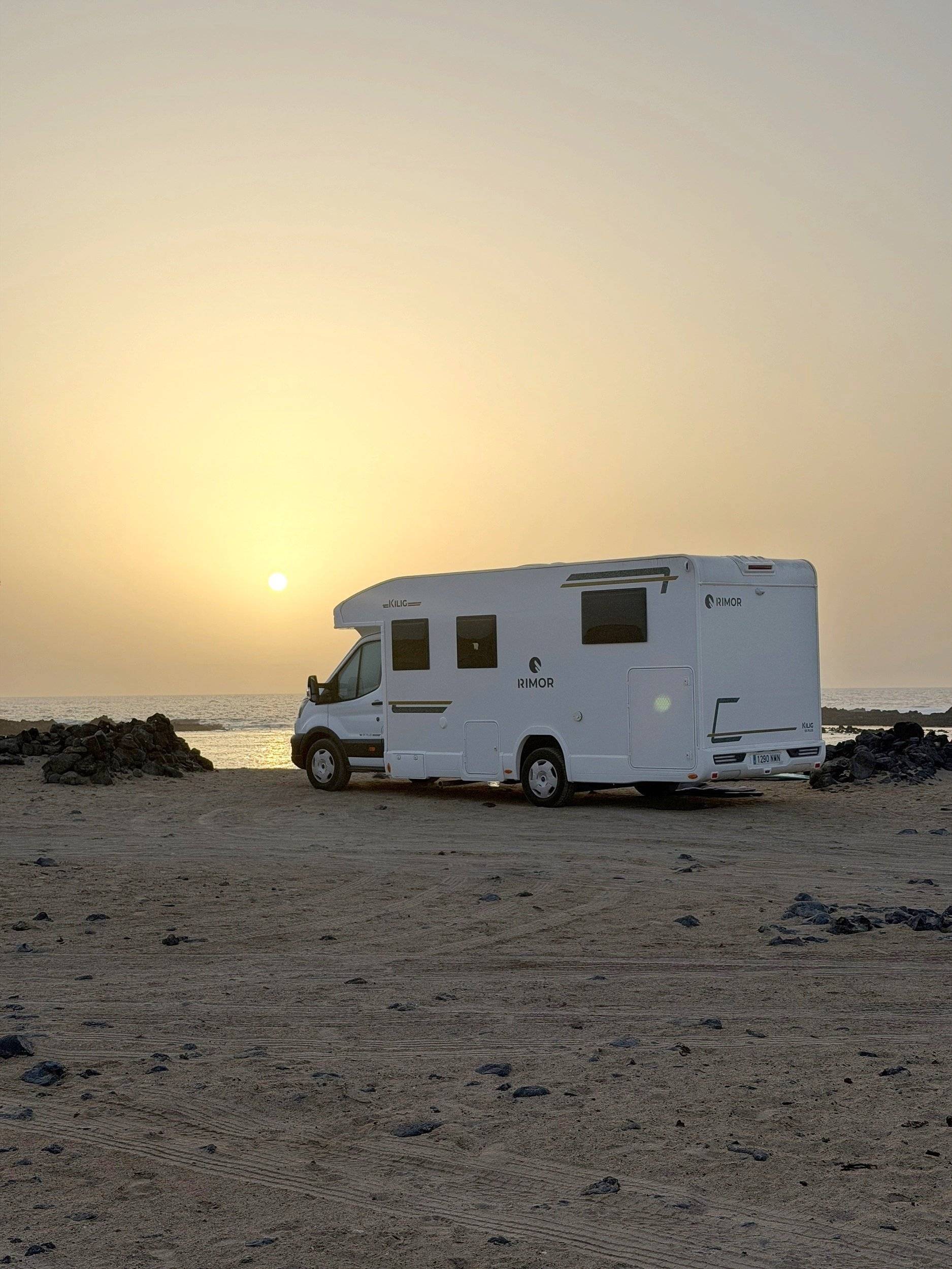 Vista frontale a ¾ Ford FORD TRANSIT - Yescapa