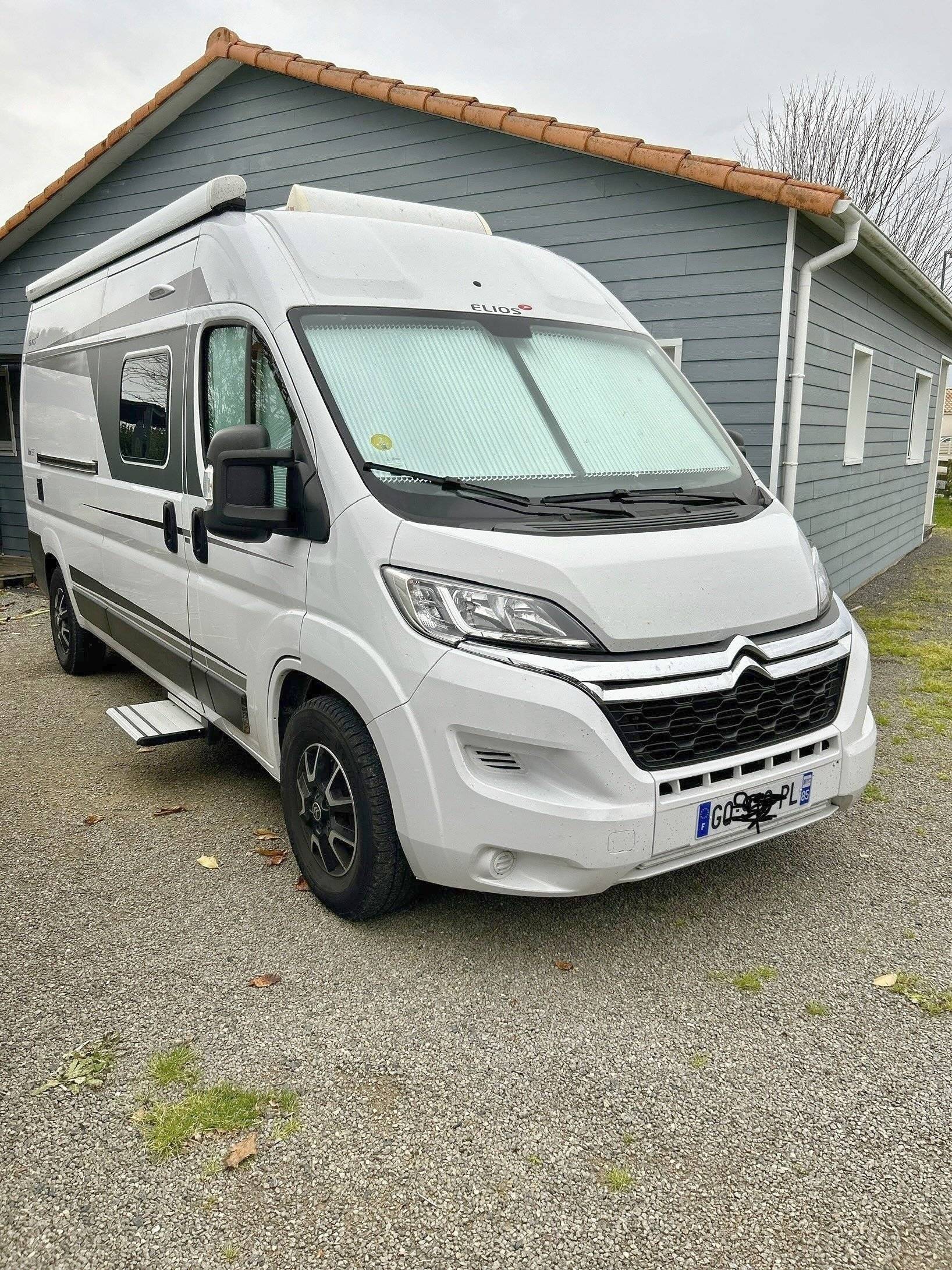 Vista frontale a ¾ Citroën Jumper 2,2 l 140 ch - Yescapa