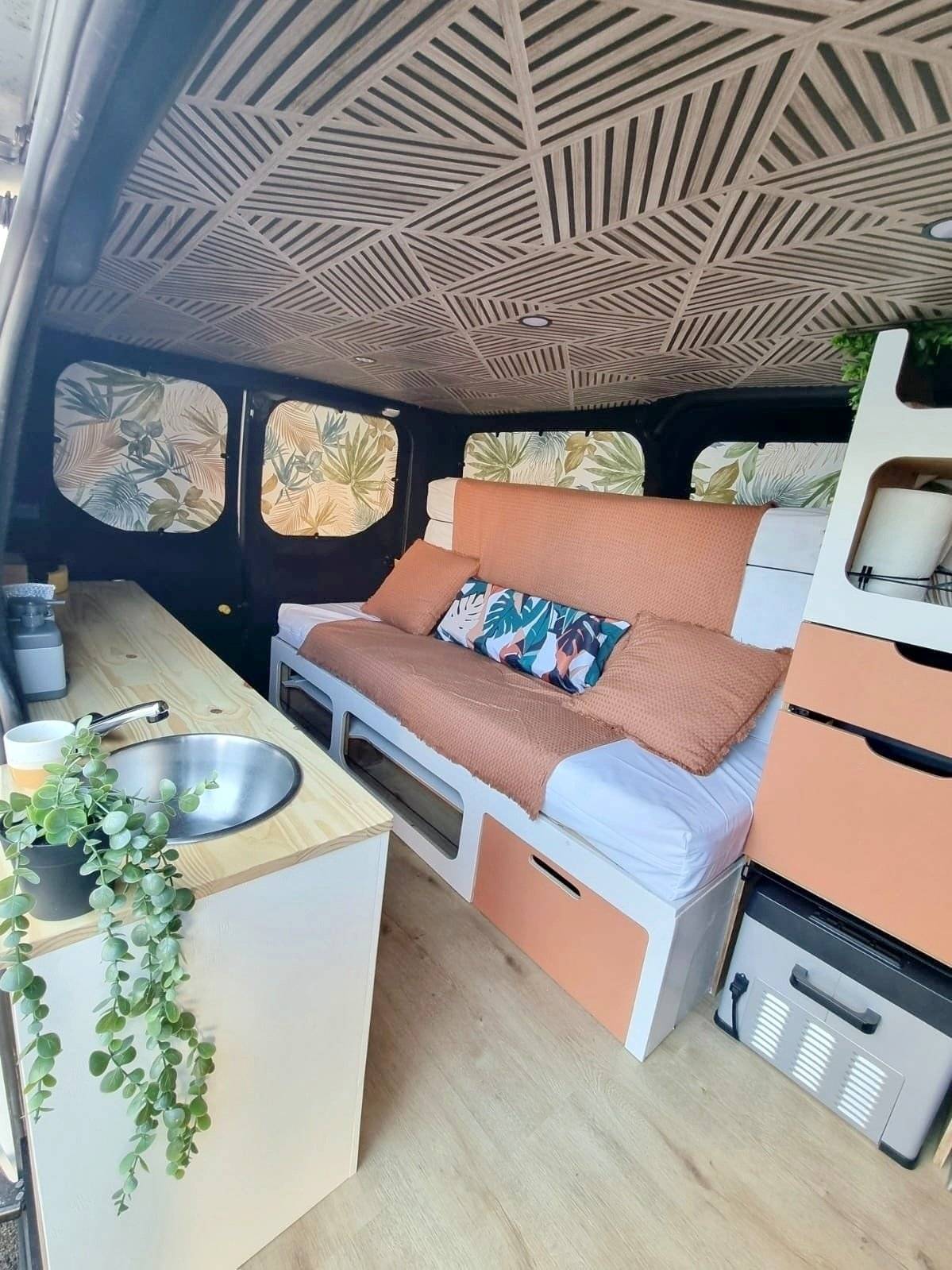 Dining Area Ford Custom 2,2 l 125 ch - Yescapa