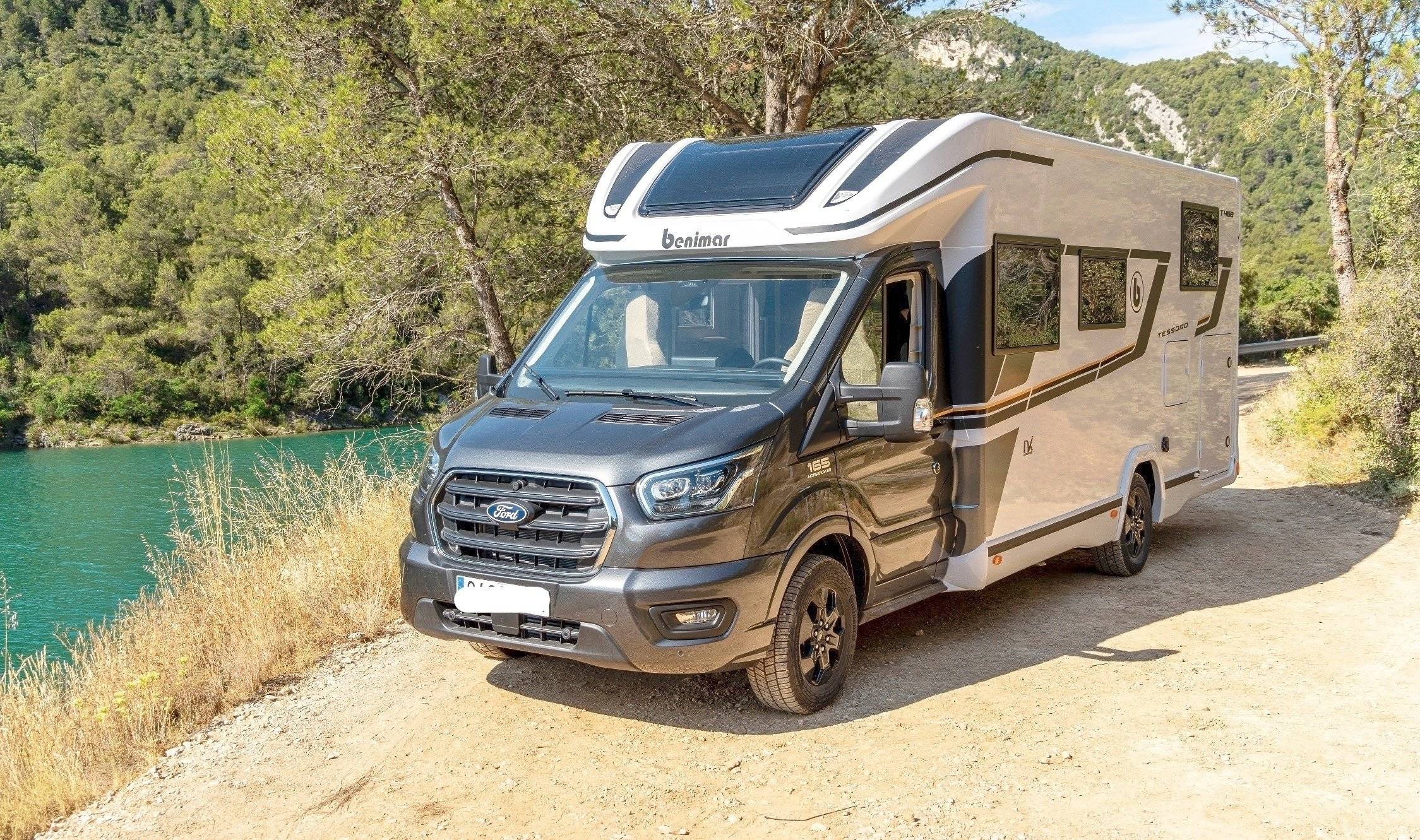 Front view from 3/4 Ford Transit 2,0 l 170 ch - Yescapa