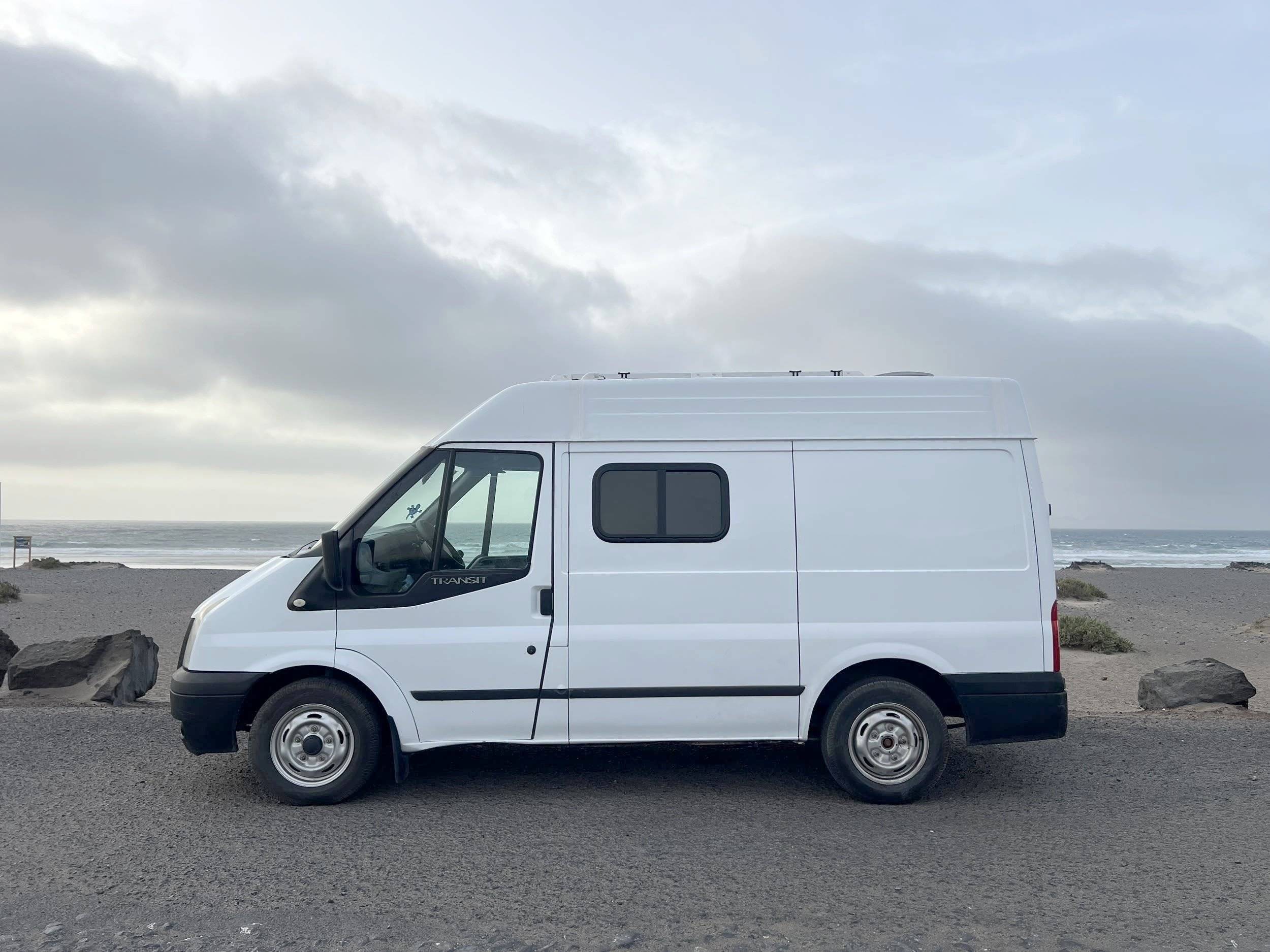 schräge Vorderansicht Ford Transit 2,0 l 115 ch - Yescapa