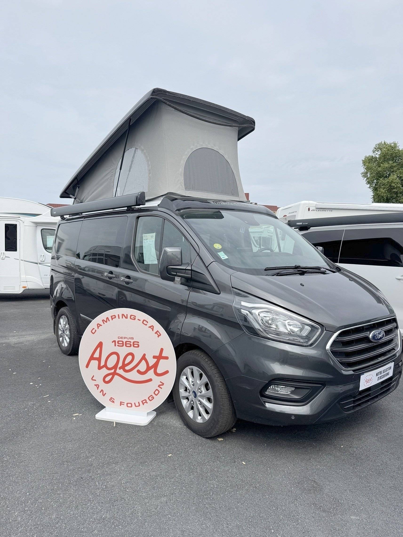 Vue avant de 3/4 Ford FORD TRANSIT CUSTOM 2L 130ch - Yescapa