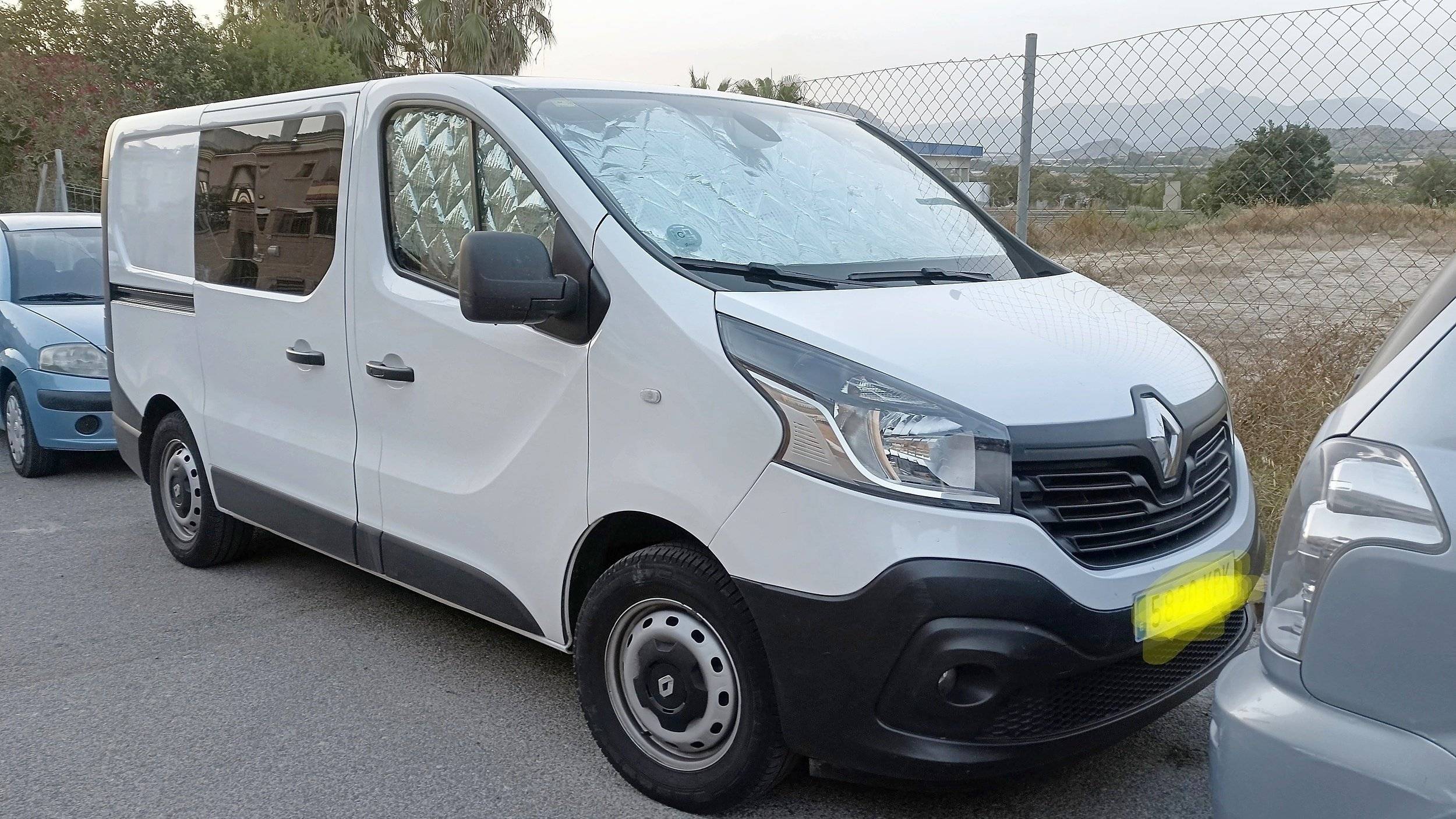 Front view from 3/4 Renault 2,0 l dCi 115 ch - Yescapa