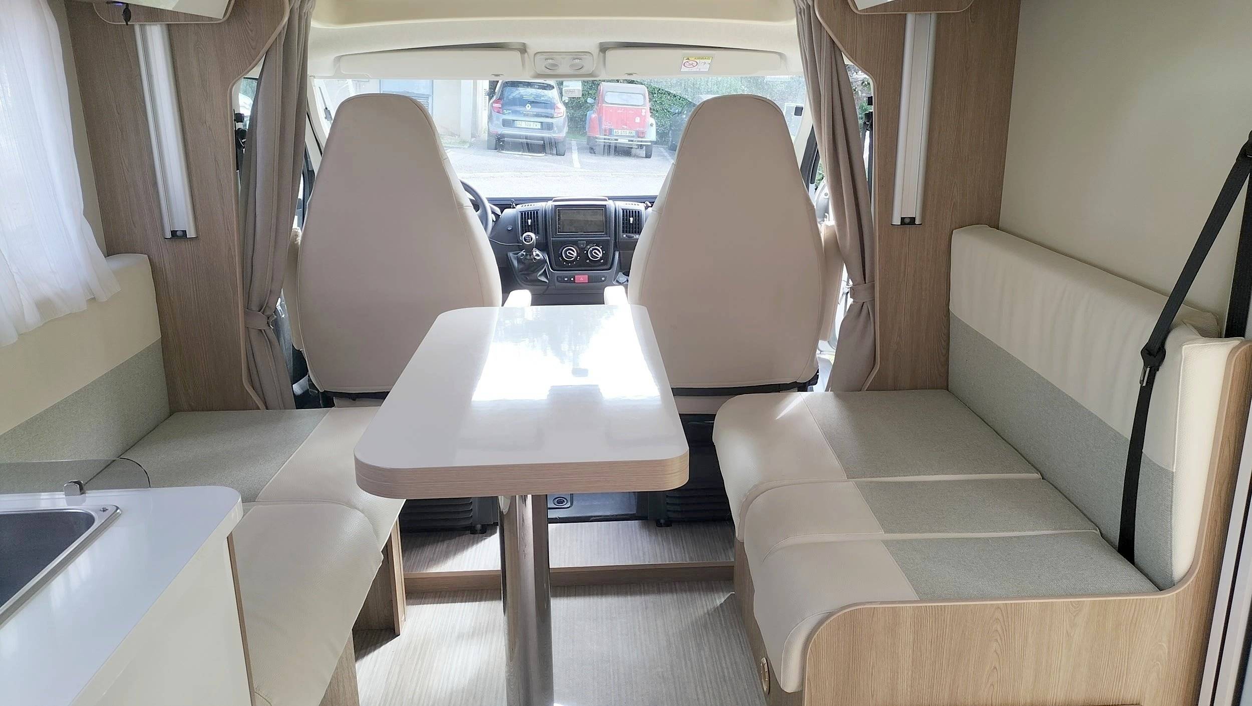 Dining Area Fiat Ducato 2,3L  140 CV - Yescapa