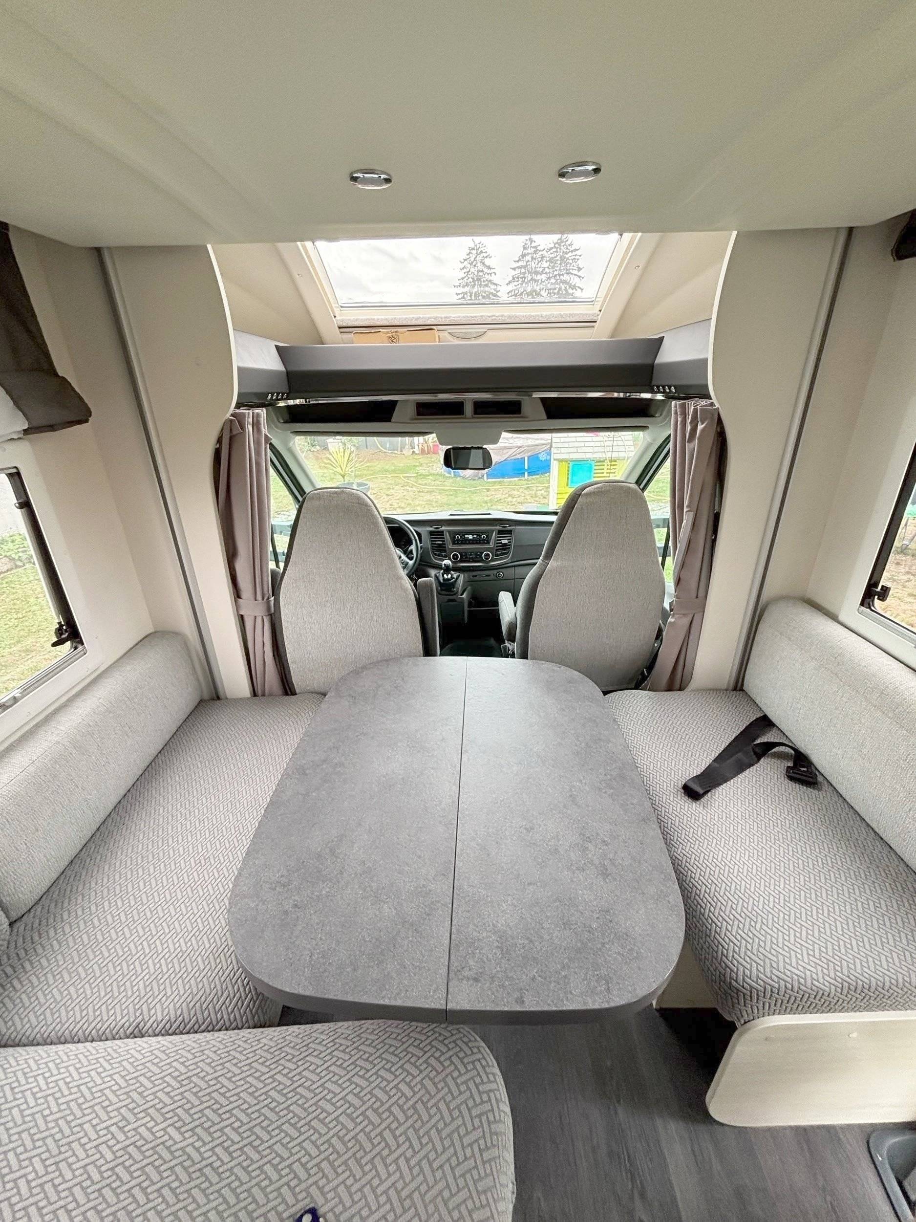 Dining Area Ford Transit 2,0 l 130 ch - Yescapa