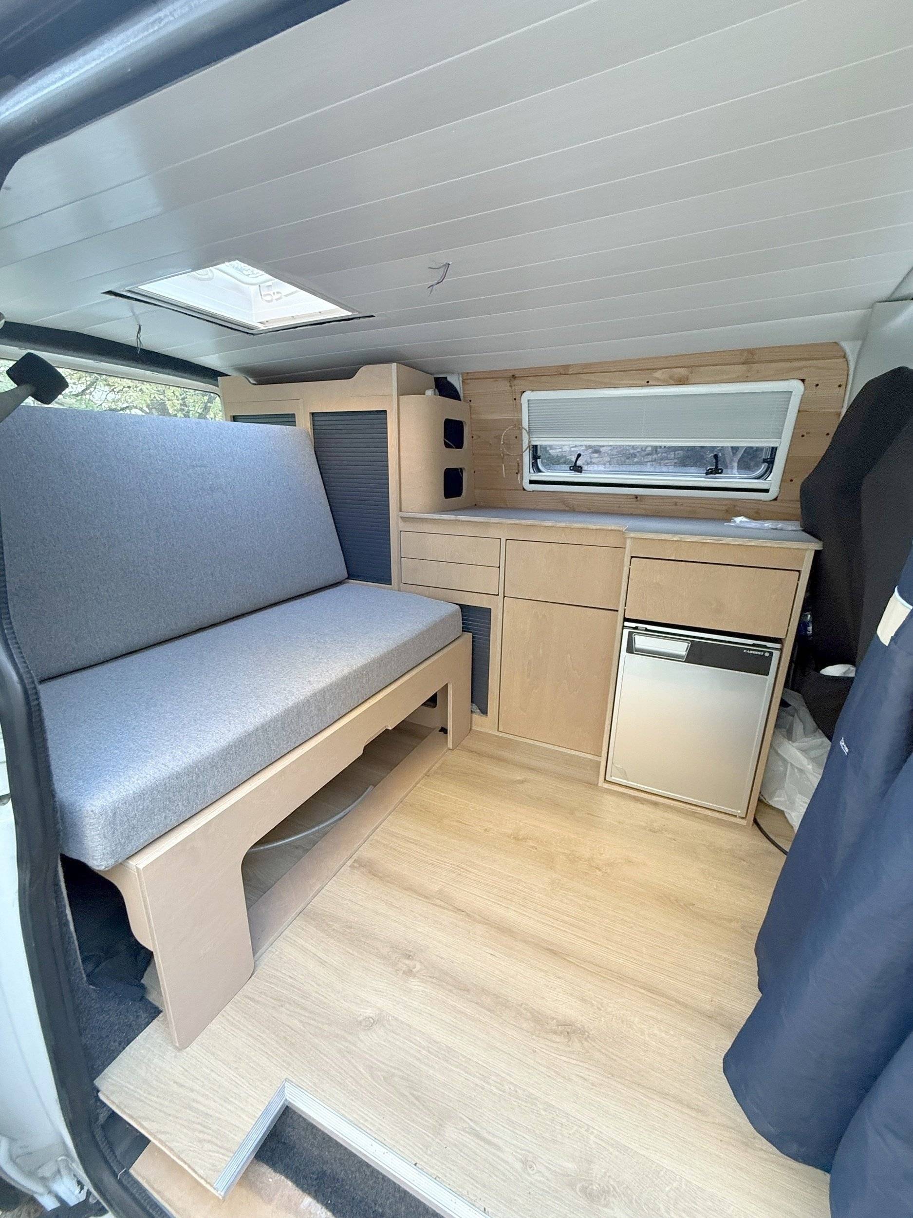Front view from 3/4 Volkswagen - Yescapa