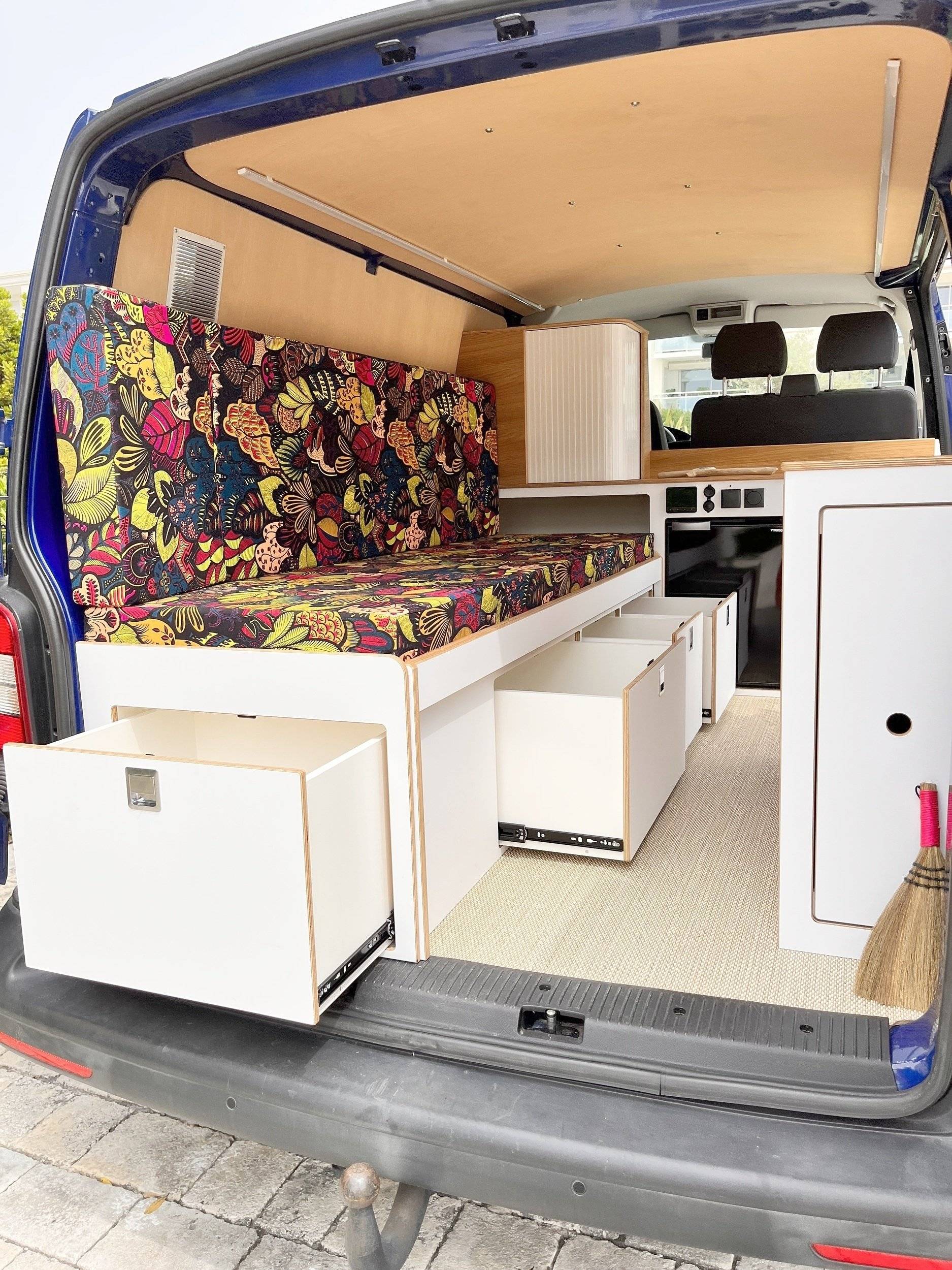 Banana Van Volkswagen Transporter T5