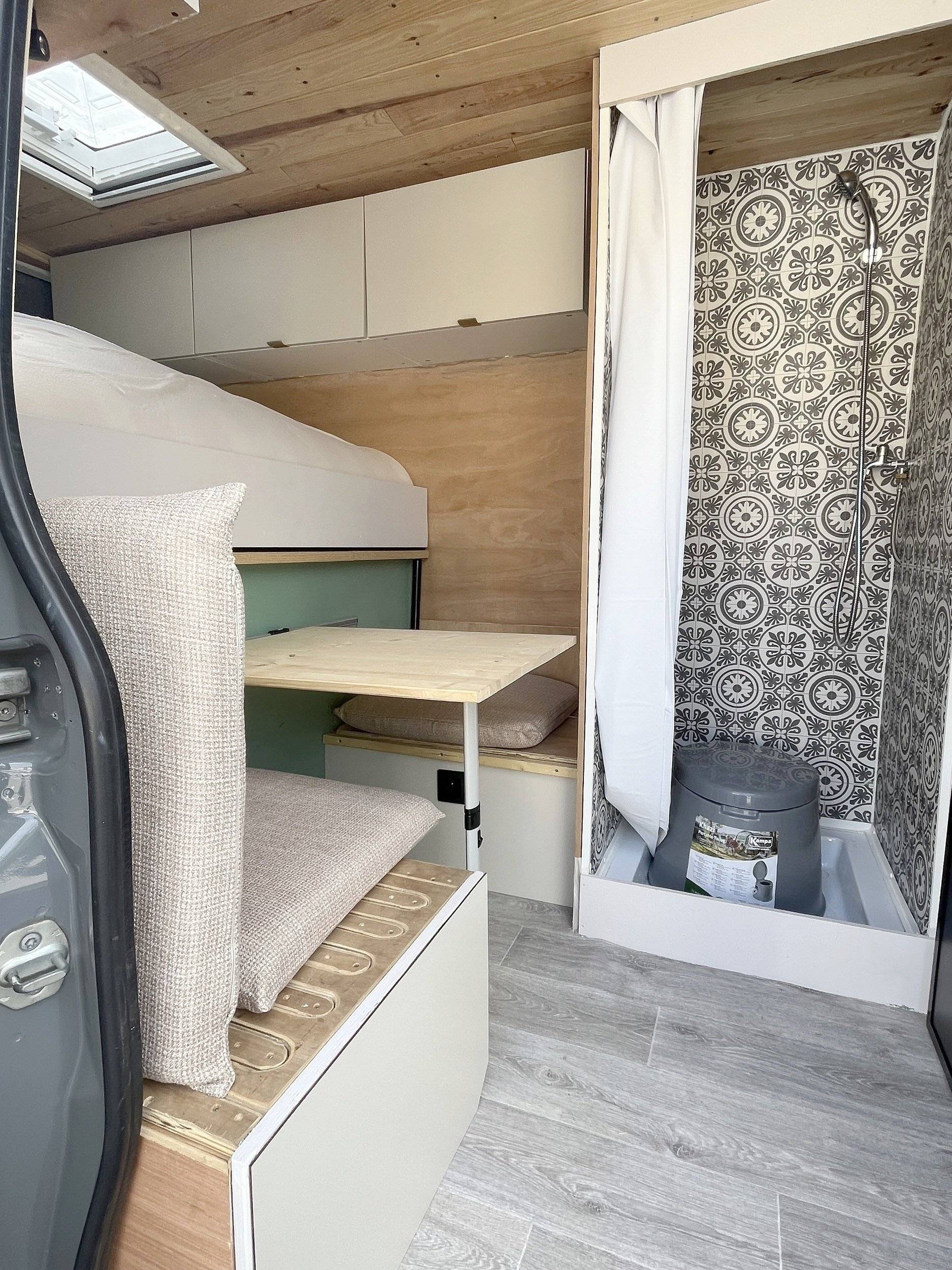Dining Area Mercedes Mercedes Sprinter - Yescapa