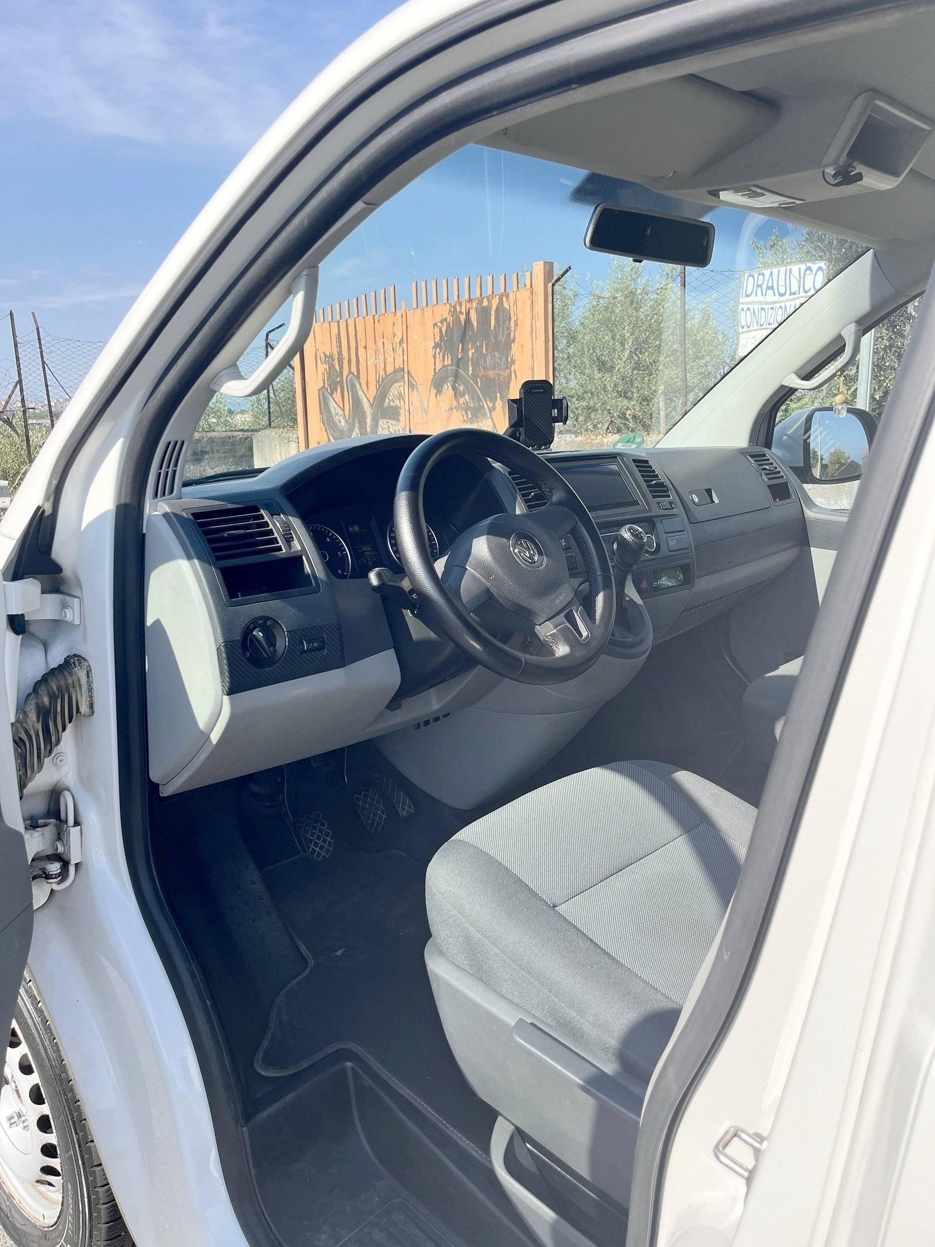 Poste de conduite Volkswagen Transporter 2,0 l 102 ch - Yescapa