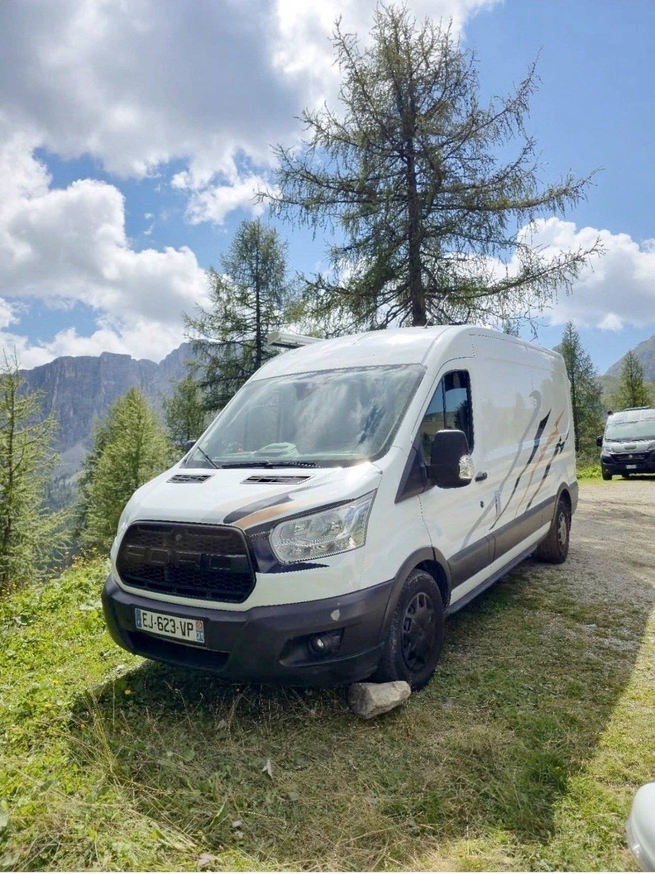 Front view from 3/4 Ford Transit 2,0 l 170 ch - Yescapa