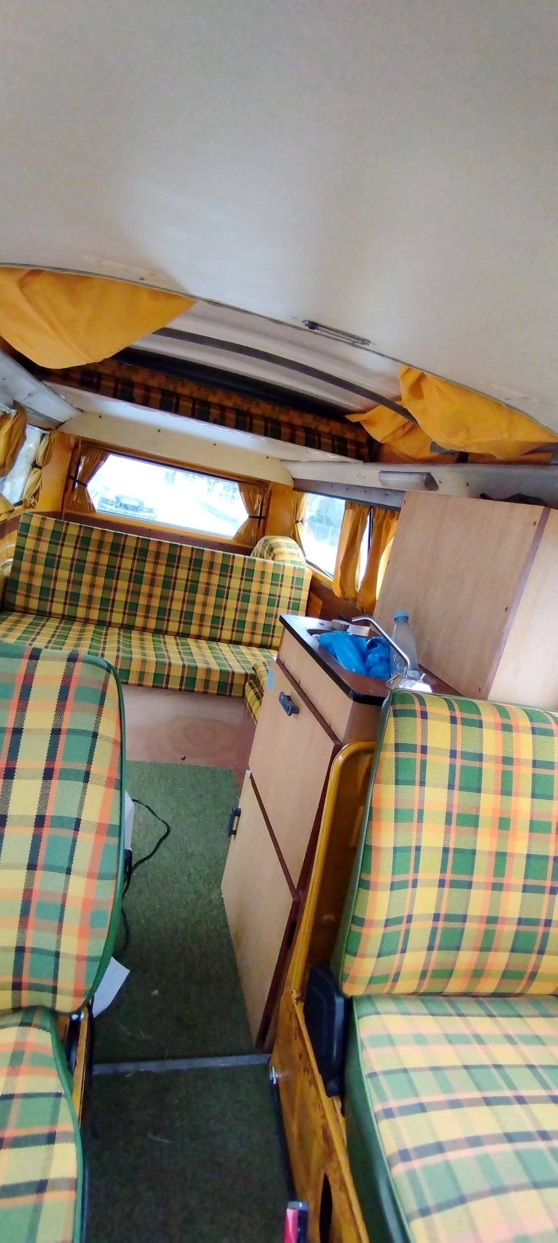 Área de jantar Volkswagen Combi - Yescapa