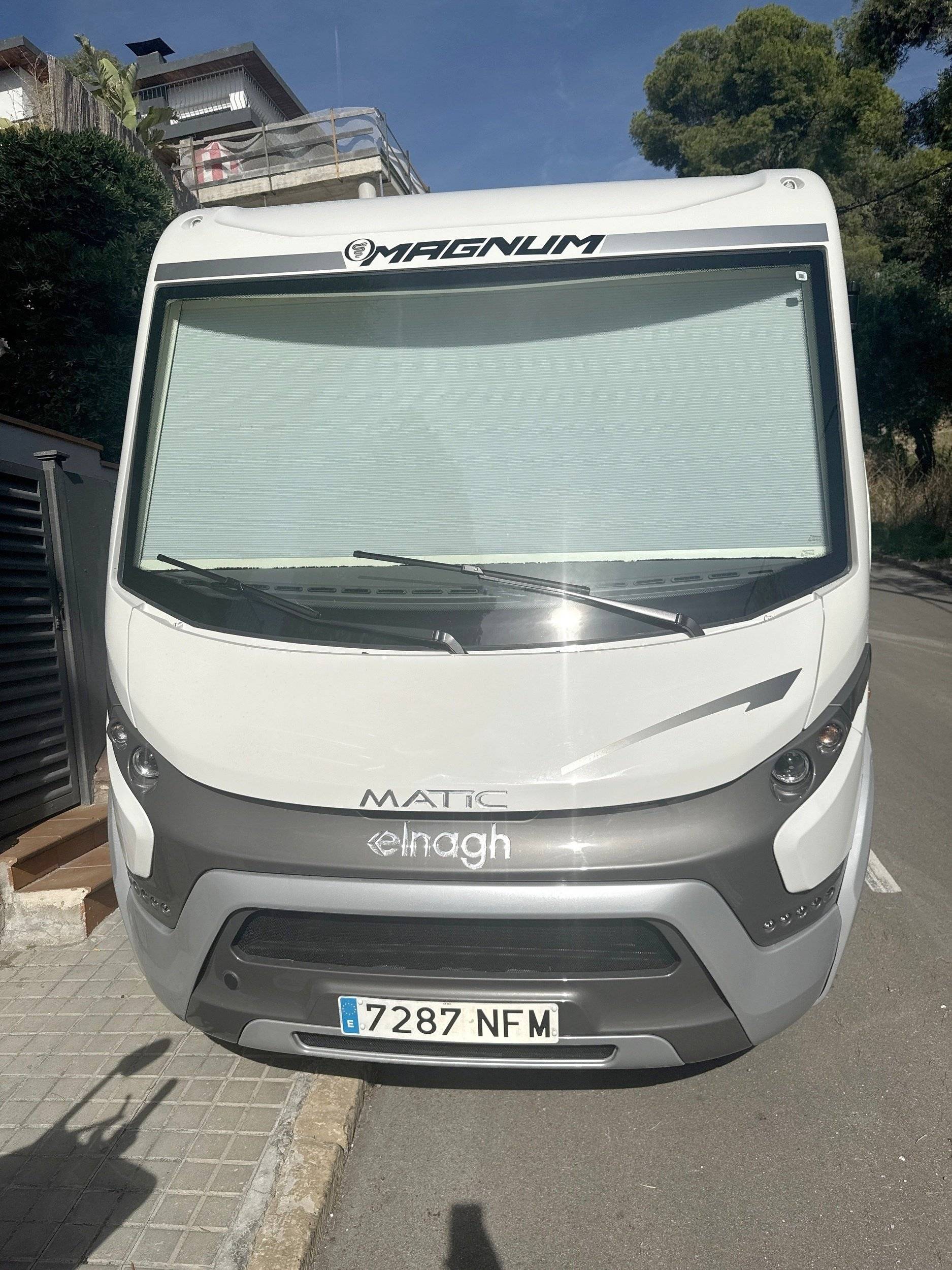 schräge Vorderansicht Fiat - Yescapa