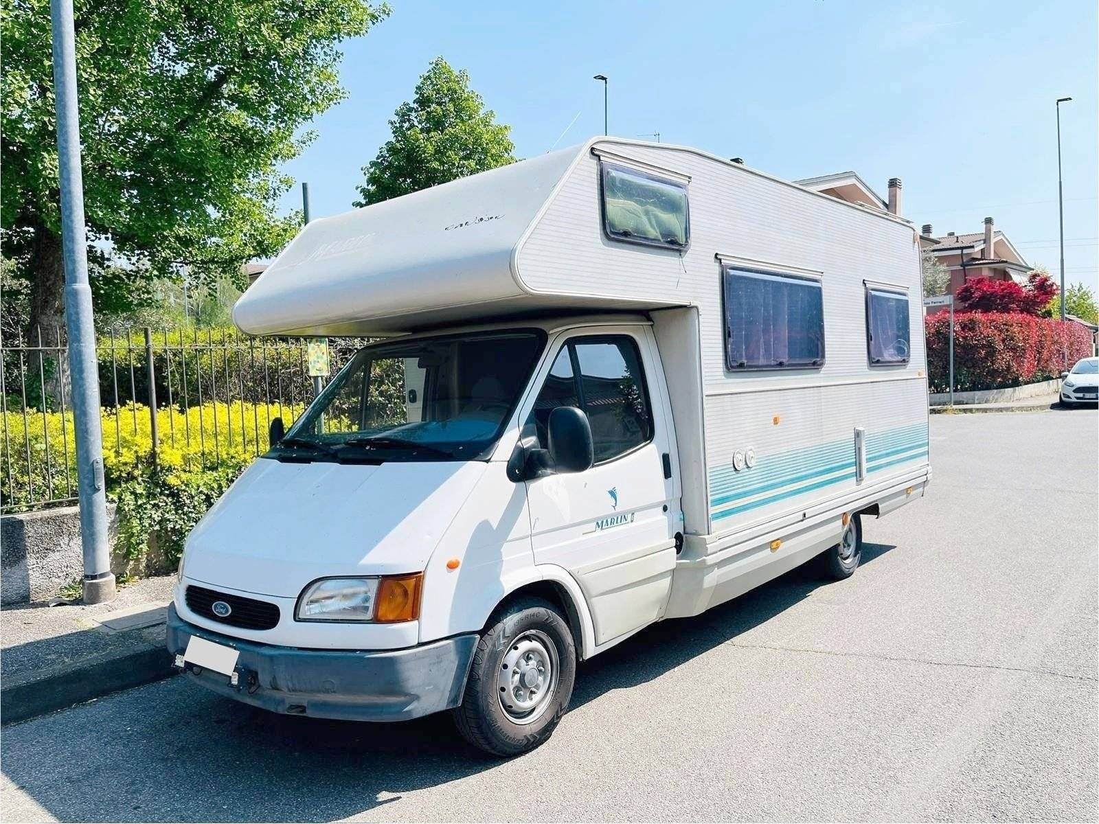 Vista del vehículo ángulo delantero Ford Transit - Yescapa