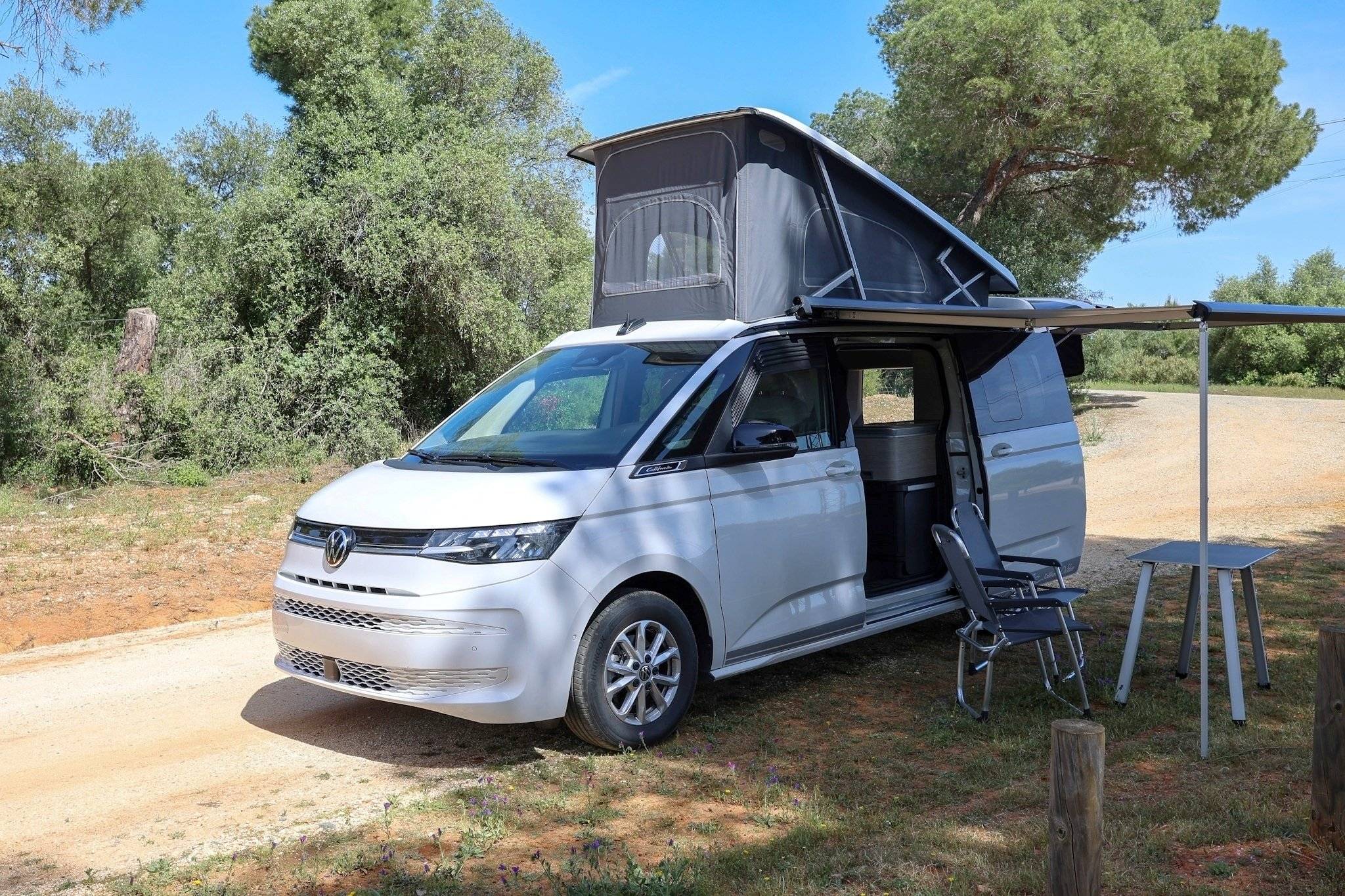 Vista frontale a ¾ Volkswagen California T7 - Yescapa