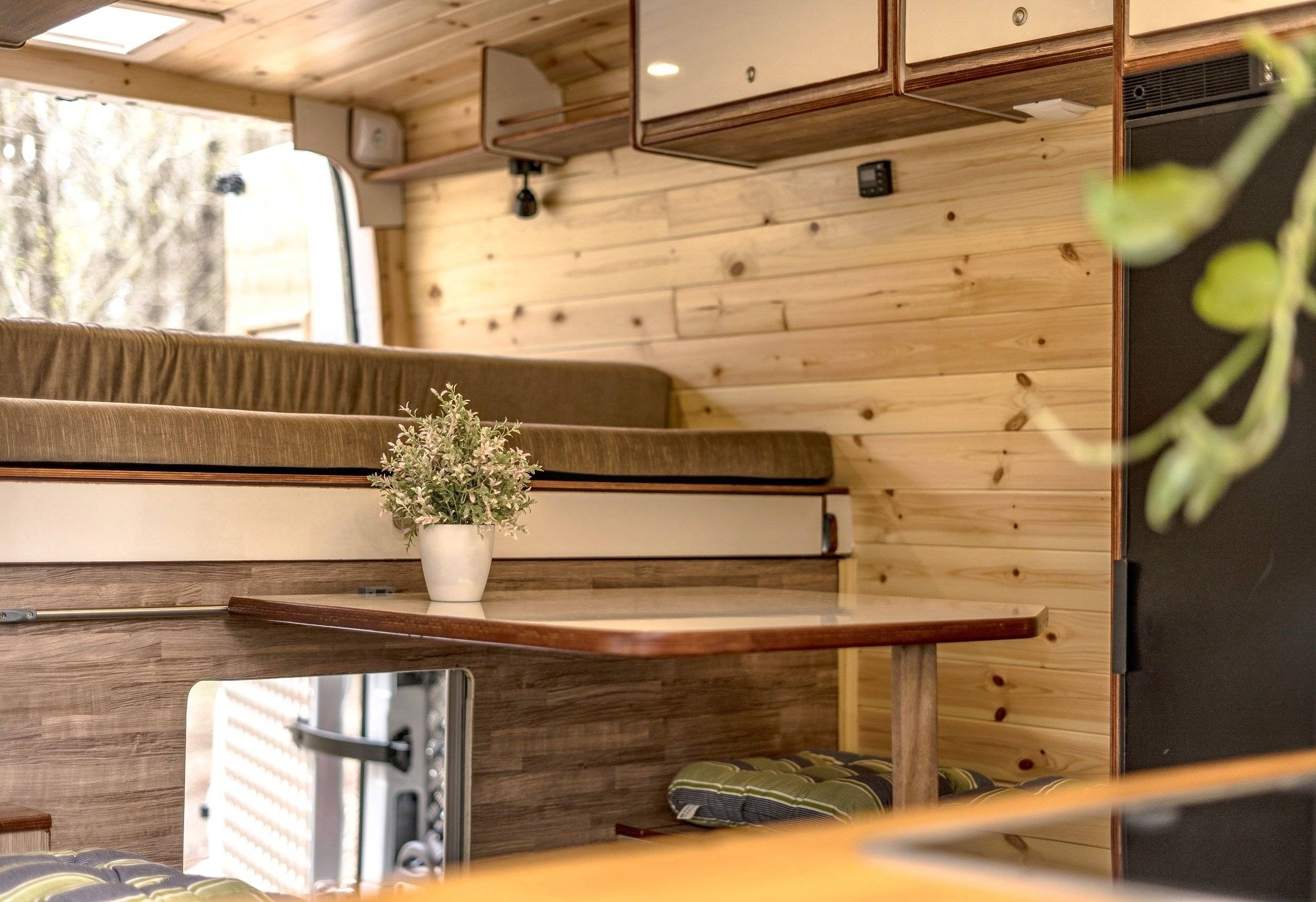 Dining Area Volkswagen - Yescapa