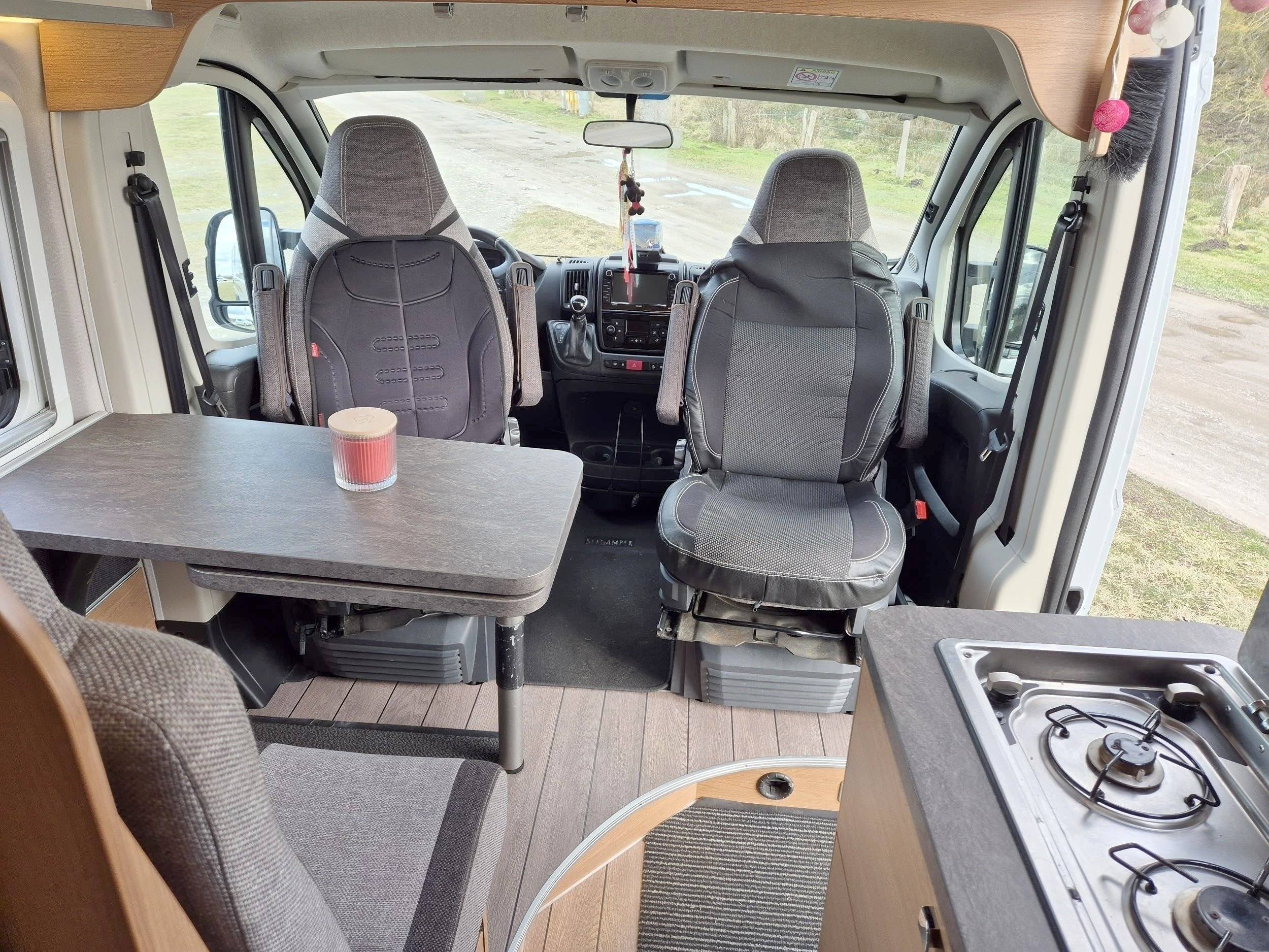 Dining Area Fiat Ducato 2,3 l Multijet 140 - Yescapa