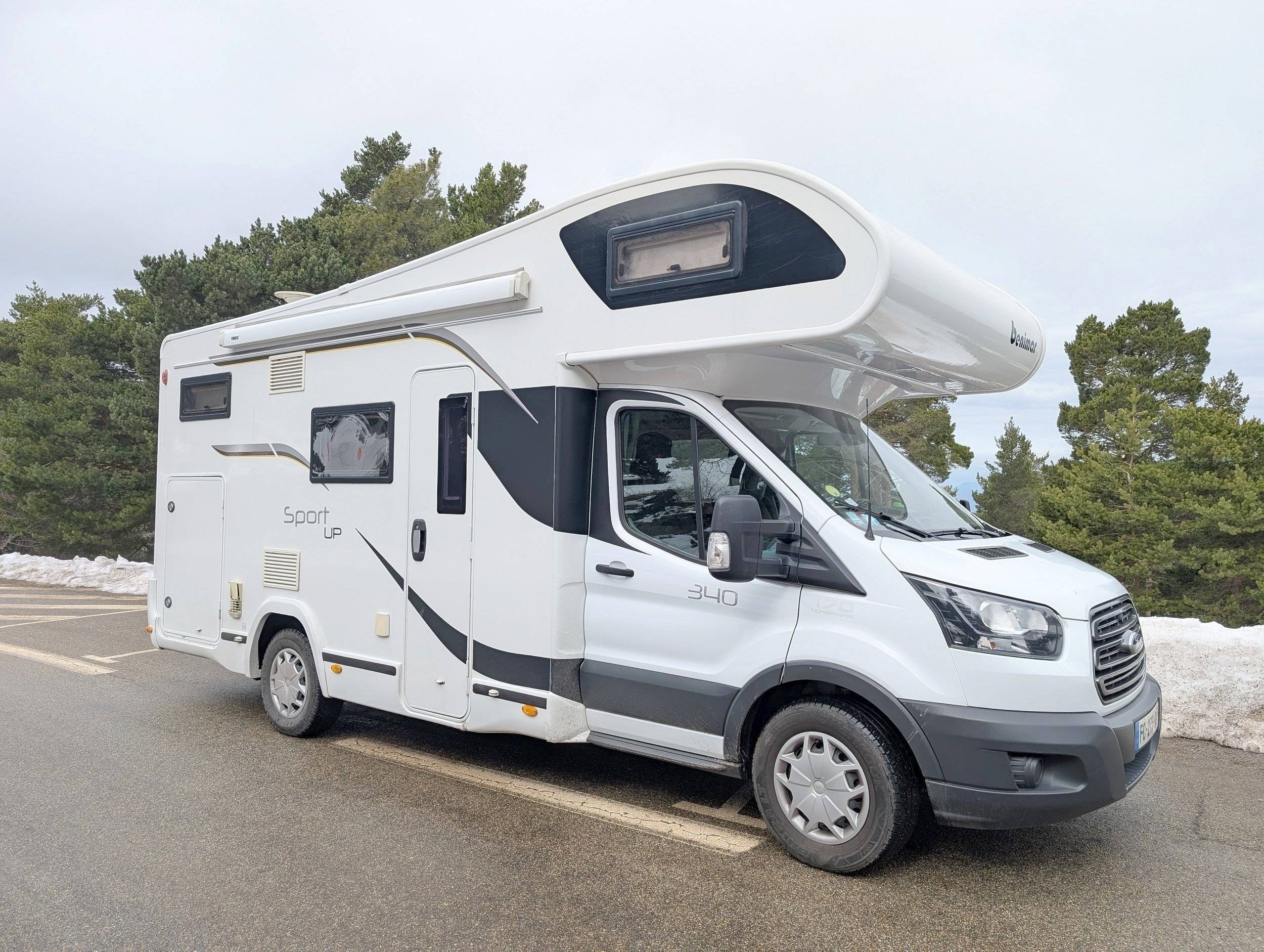 Front view from 3/4 Ford Custom 170 ch - Yescapa