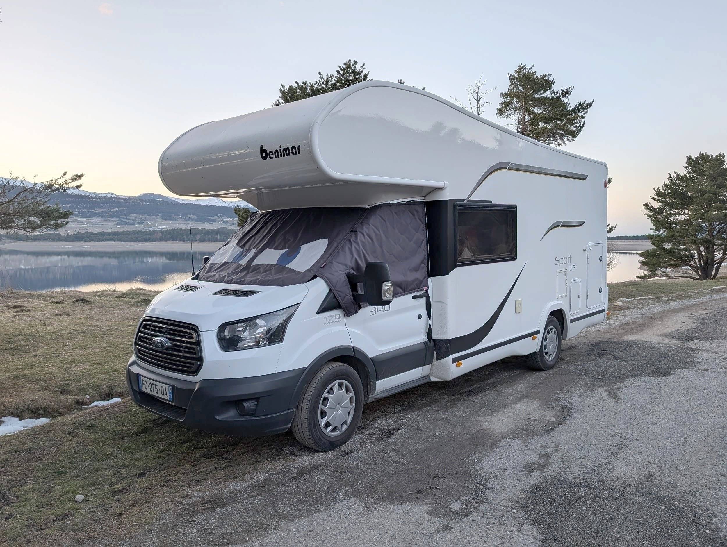 schräge Vorderansicht Ford Custom 170 ch - Yescapa