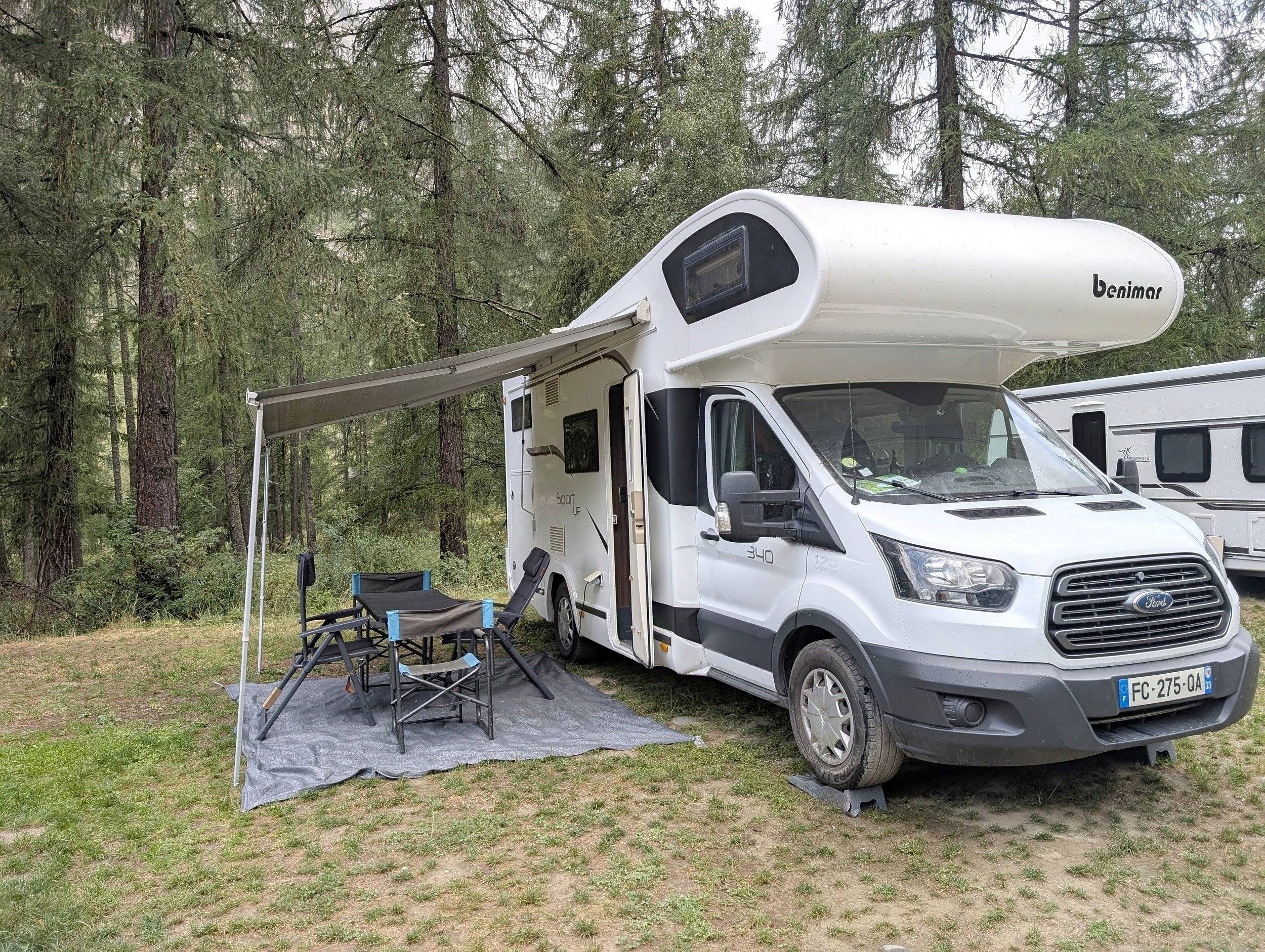 Vista frontale a ¾ Ford Custom 170 ch - Yescapa