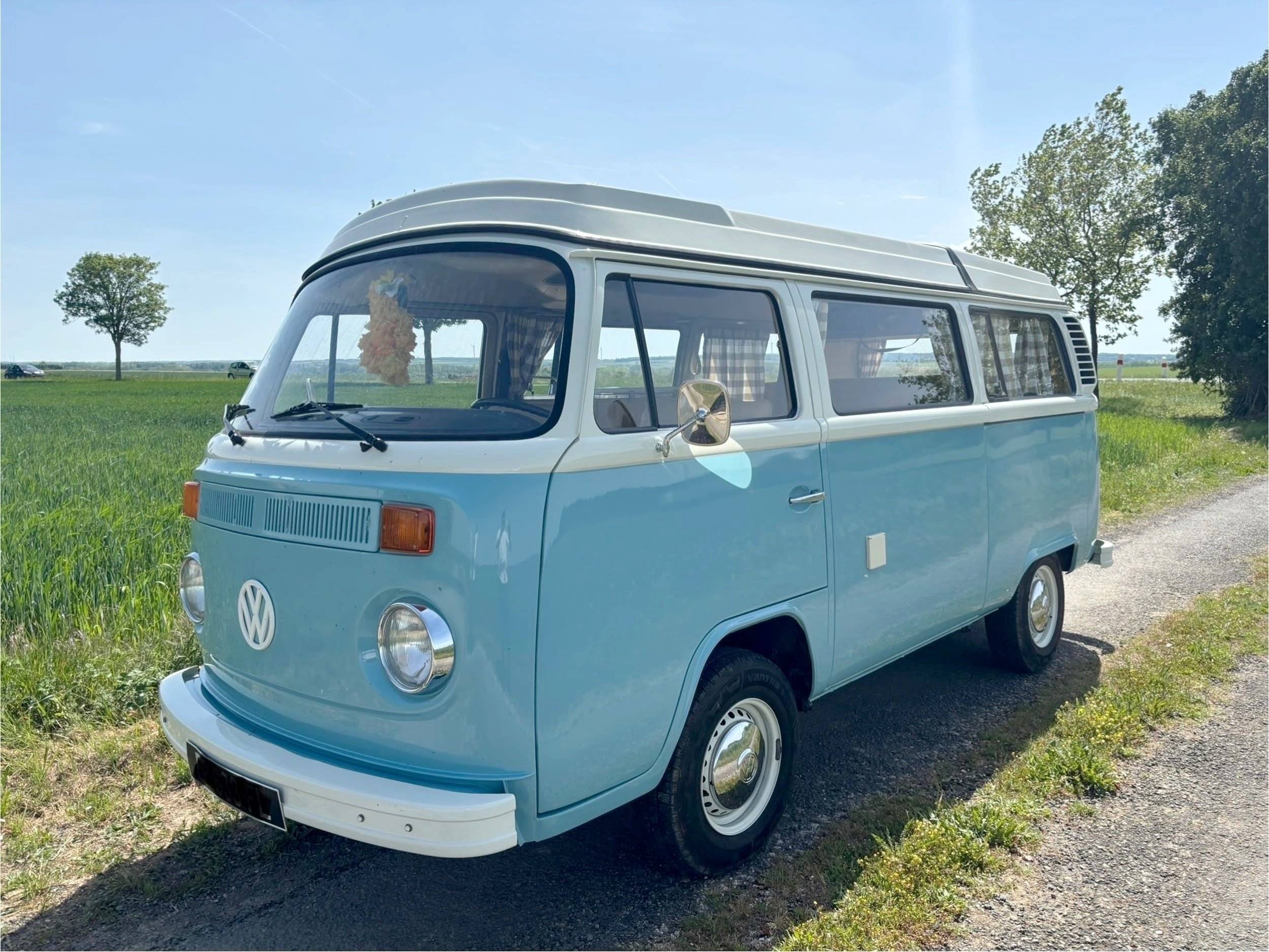 Front view from 3/4 Volkswagen Combi Bay WindowT2 - Yescapa