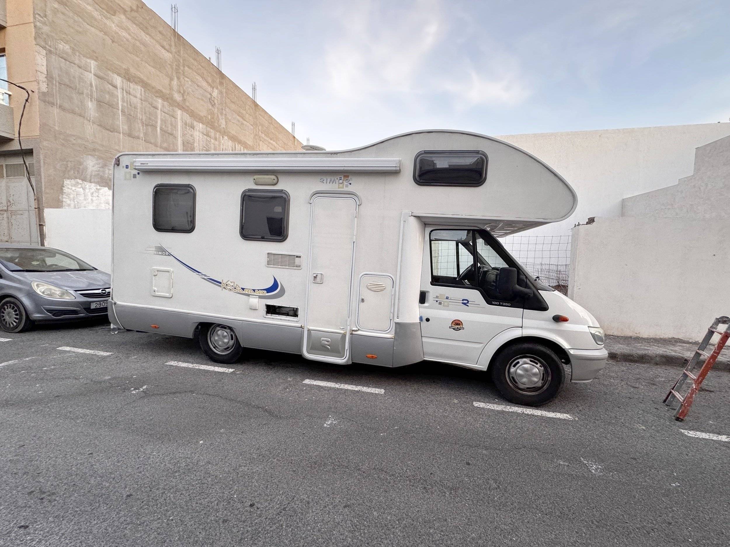 Vista frontale a ¾ Ford ford transit - Yescapa