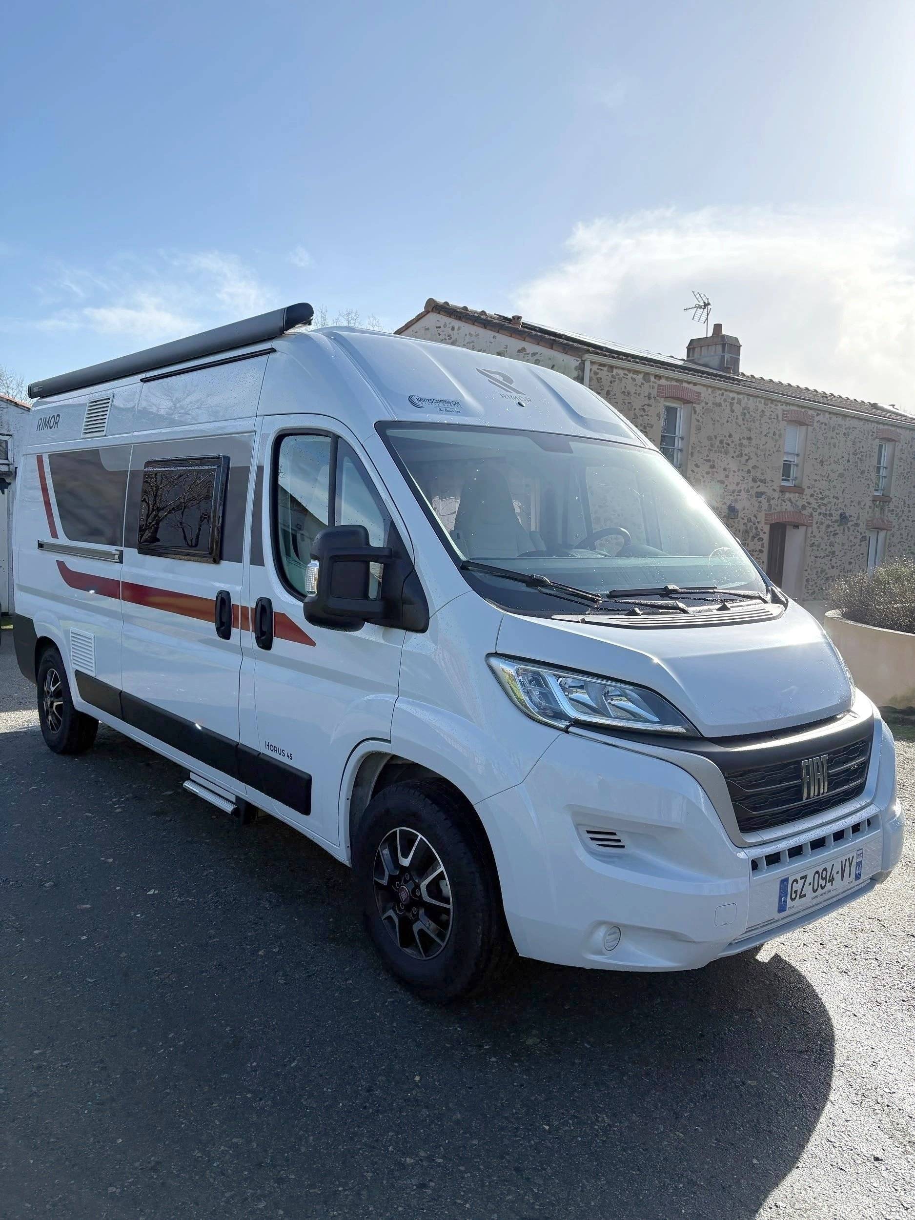 schräge Vorderansicht  - Yescapa