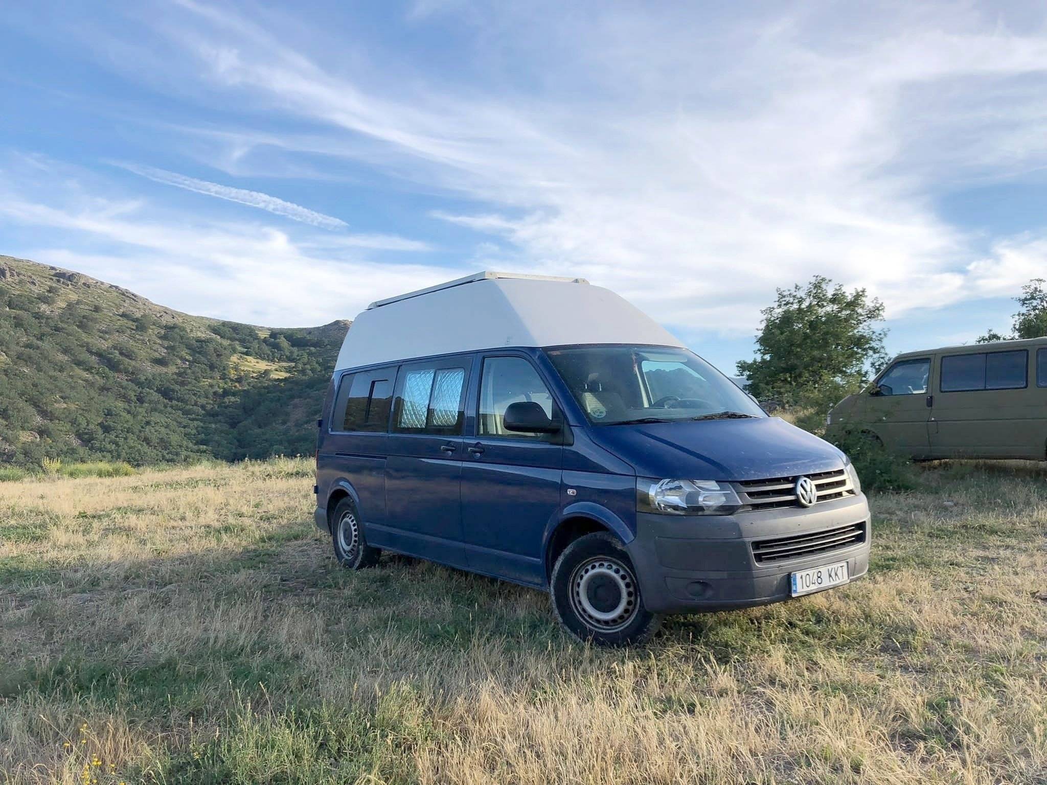 schräge Vorderansicht Volkswagen T5 2,0 l 140 ch - Yescapa