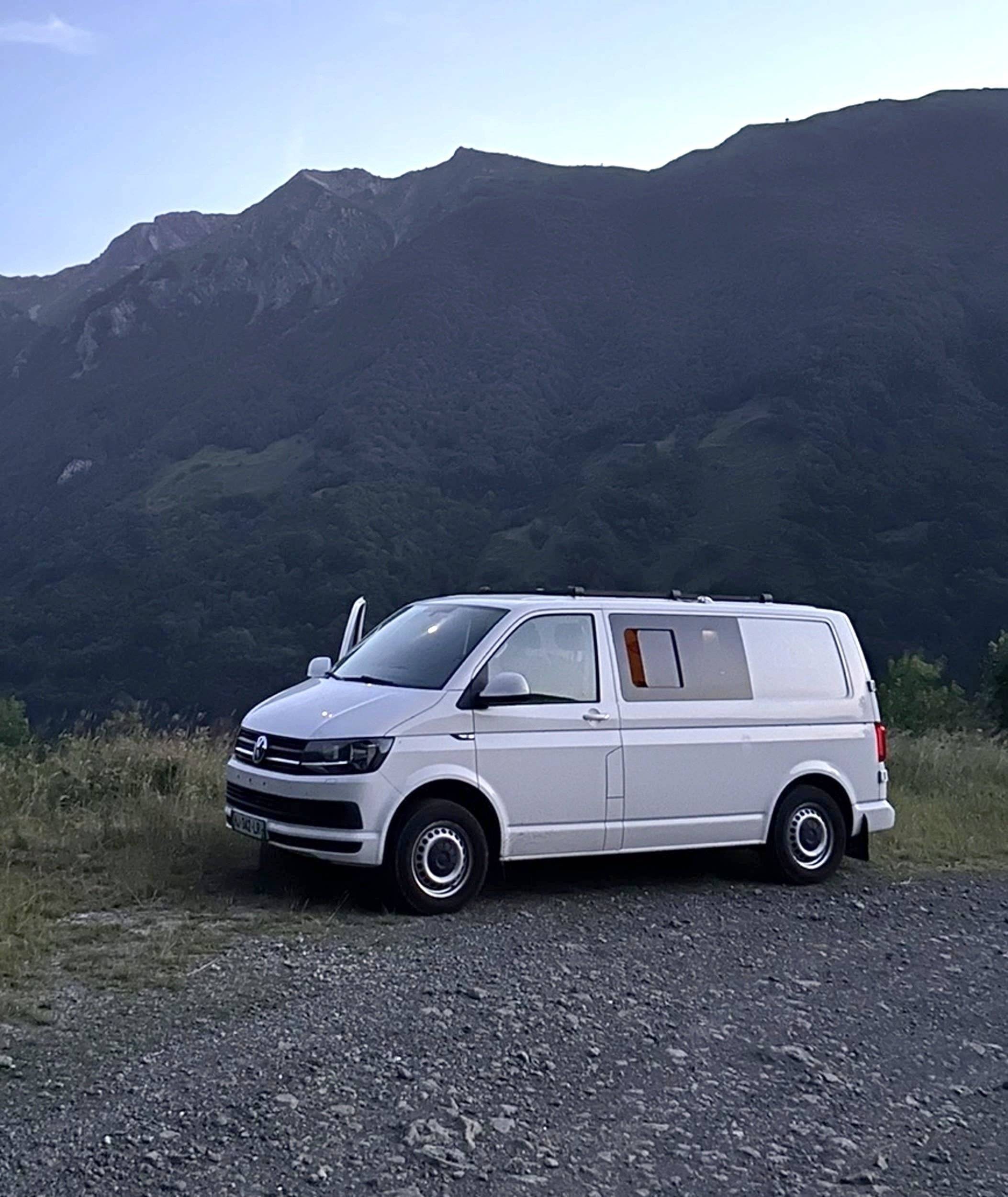 Vista de 3/4 Volkswagen T6 2 l 102 ch - Yescapa