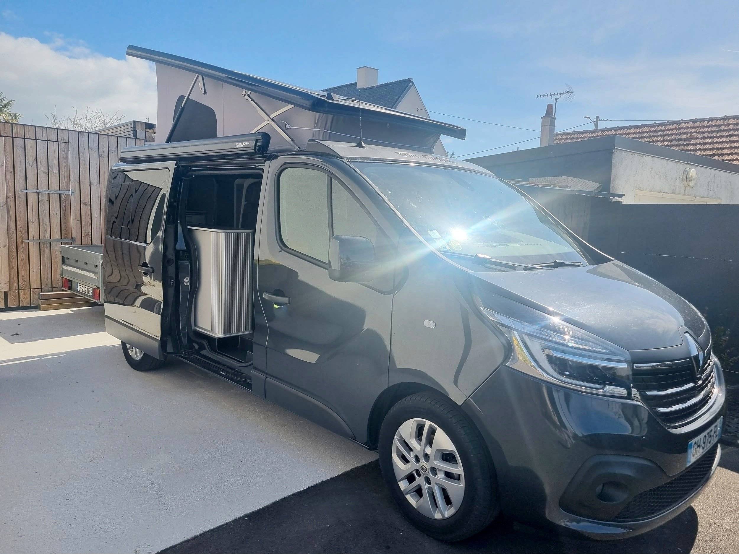 Vista del vehículo ángulo delantero Renault Trafic L2H1 2 l 145 ch - Yescapa