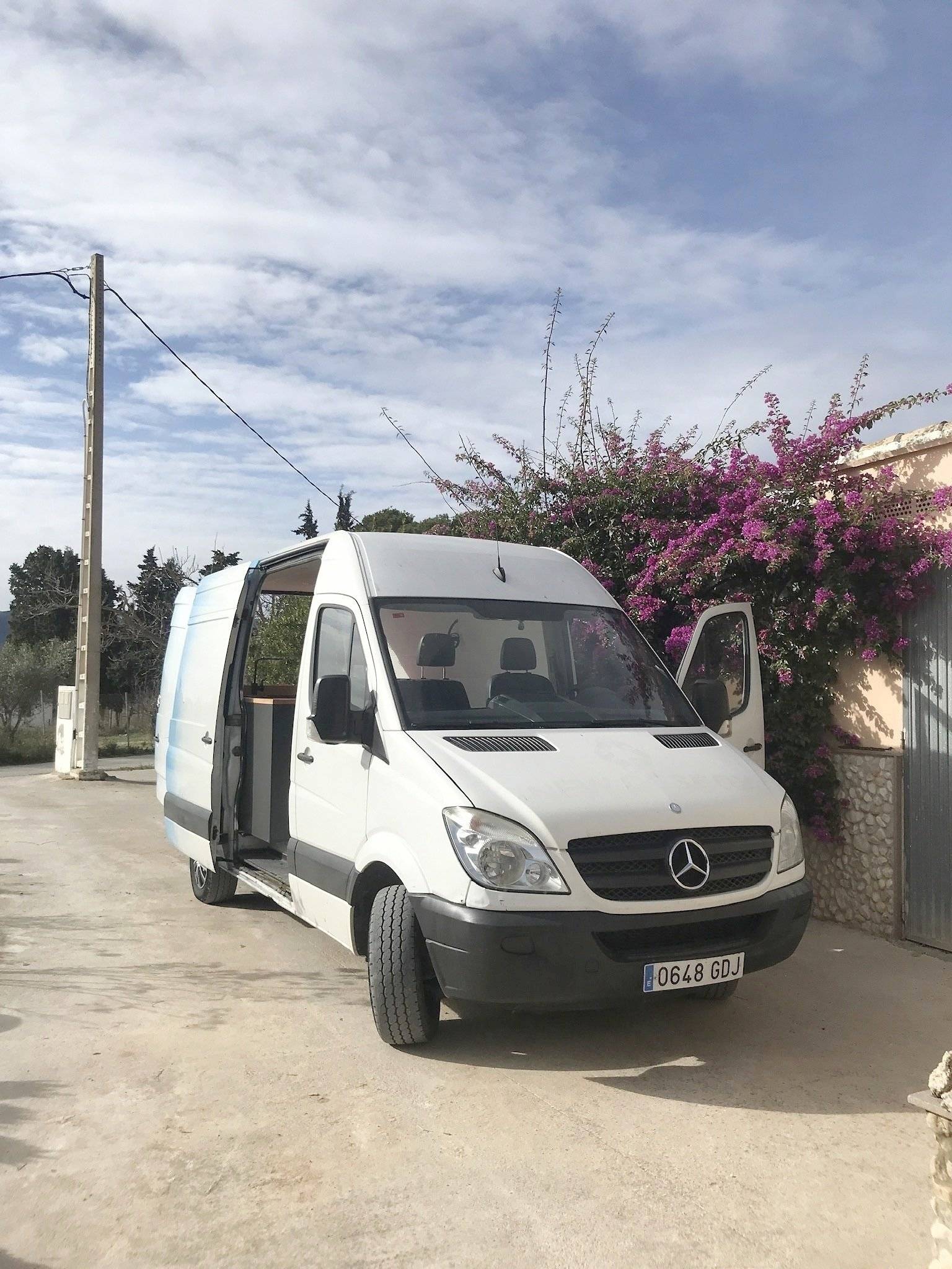 Vue avant de 3/4 Mercedes Sprinter 2,2 l CDI 163 ch. - Yescapa