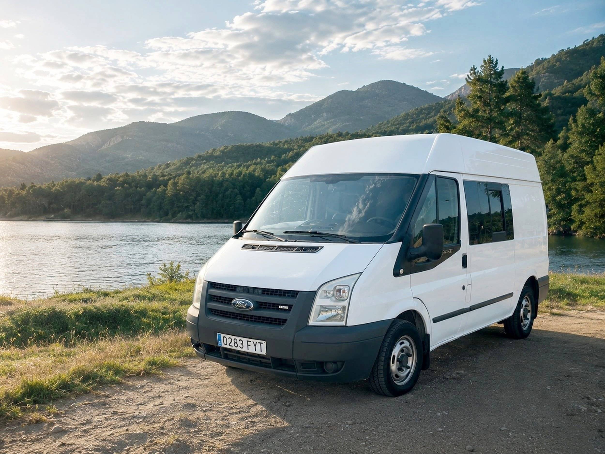 Voorkant 3/4 Ford Transit 2,2 l 125 ch - Yescapa