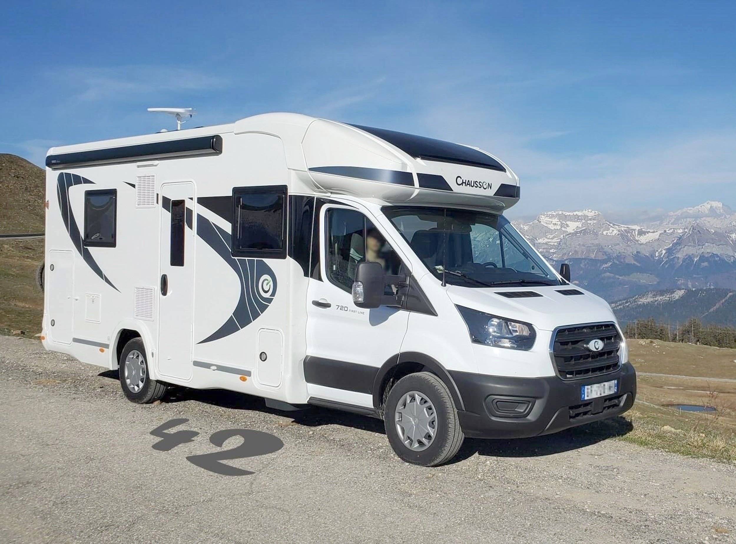 Front view from 3/4 Ford Chausson 720 - Yescapa