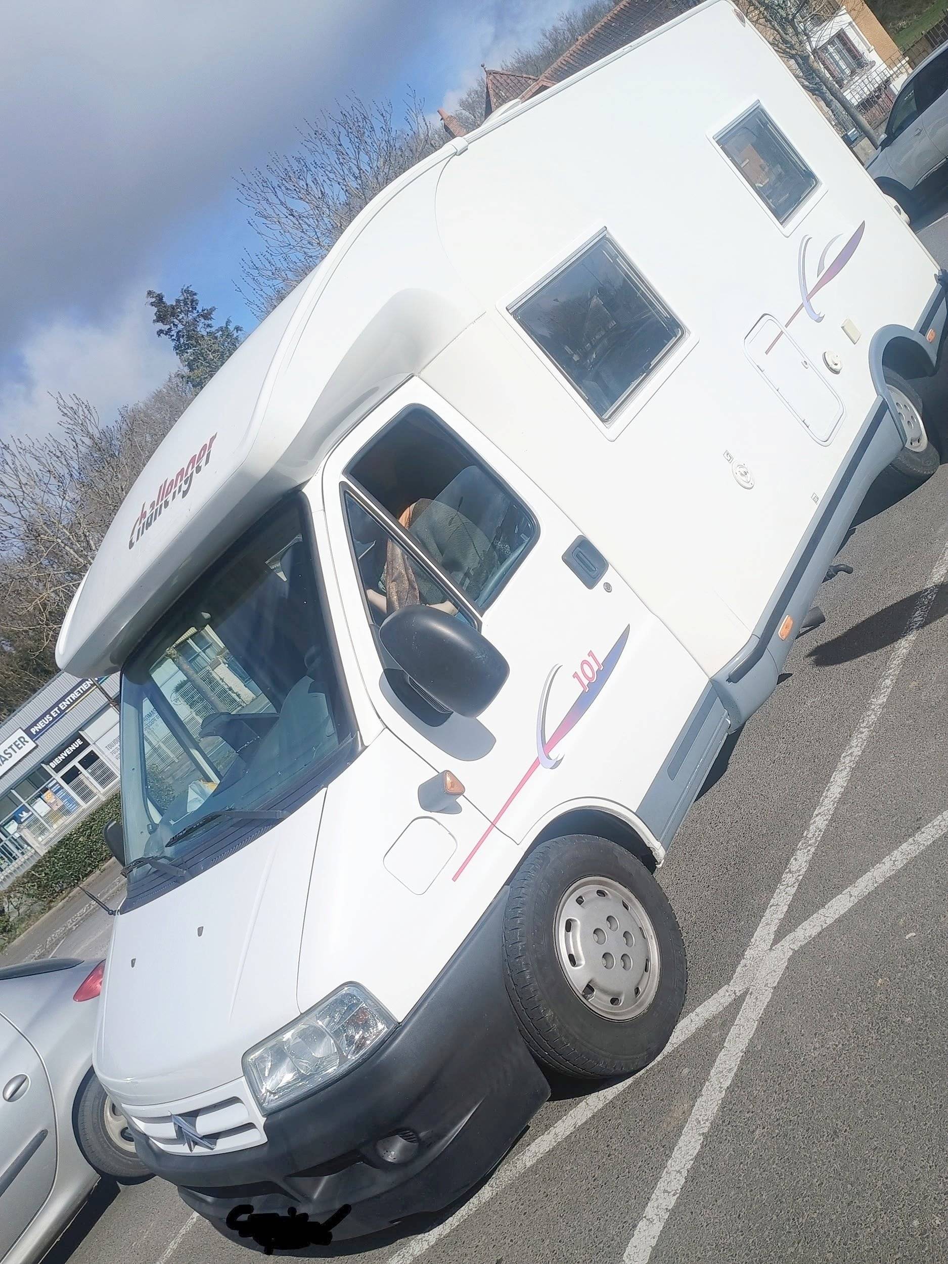 schräge Vorderansicht Citroën Jumper 2,2 l 110 ch - Yescapa