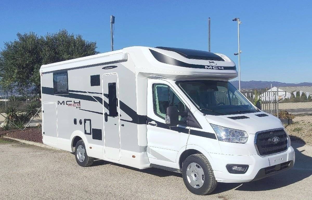 Vue avant de 3/4 Ford Transit 2,0 l 170 ch - Yescapa