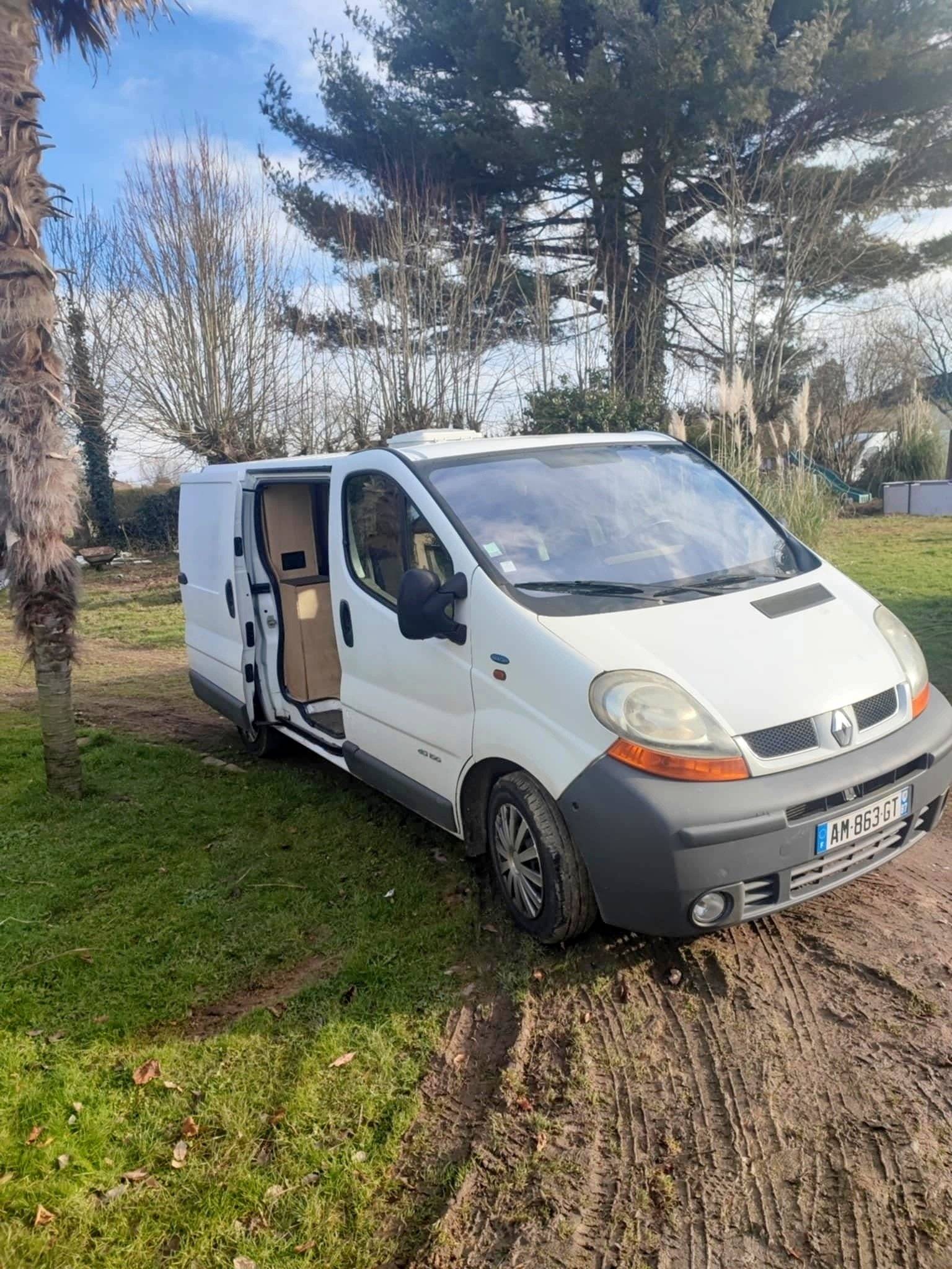 Voorkant 3/4 Renault Trafic 1,9 DCi 100ch - Yescapa