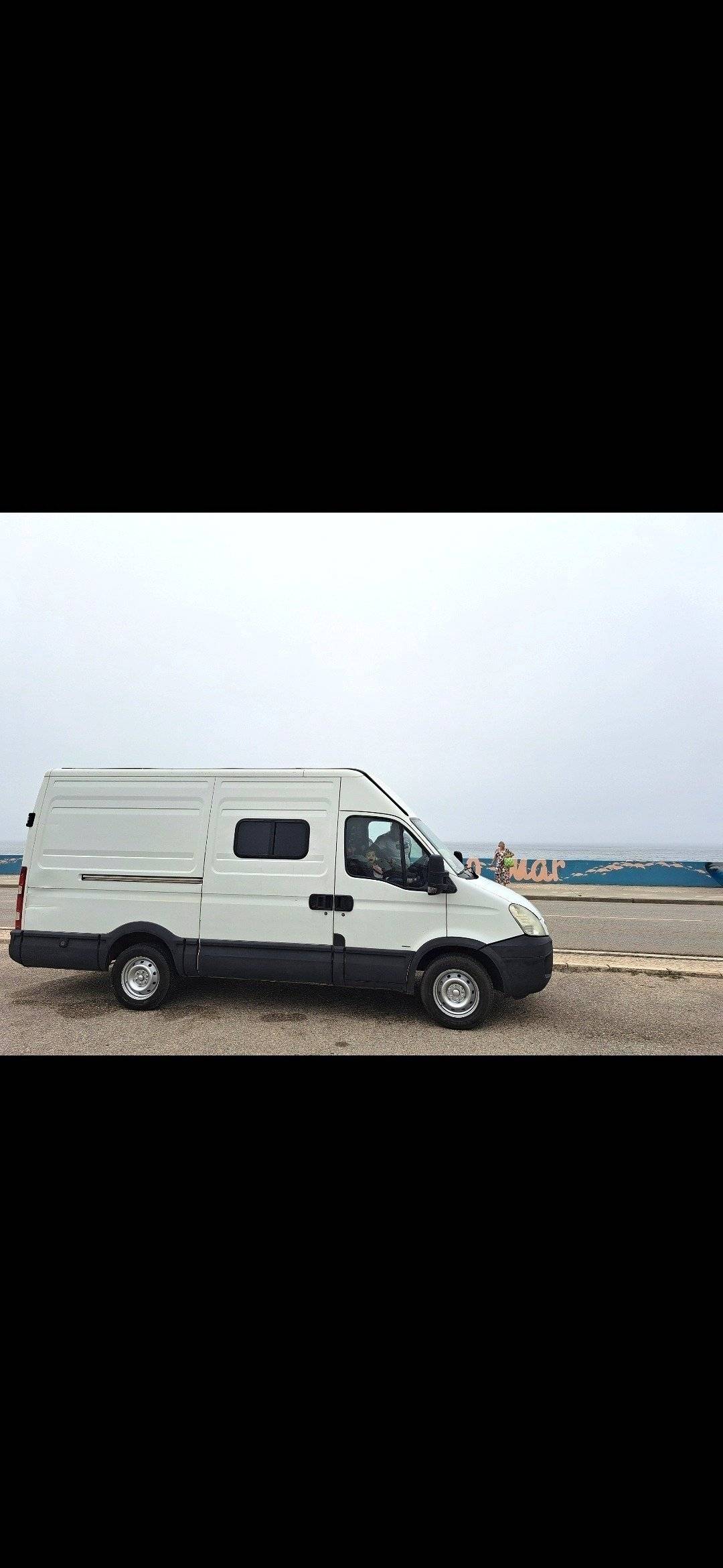 schräge Vorderansicht Iveco Iveco daily 35s13 - Yescapa