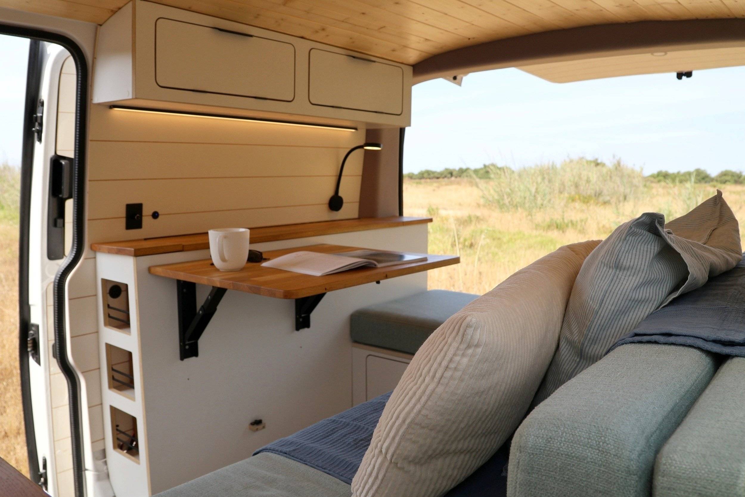 Dining Area Volkswagen - Yescapa