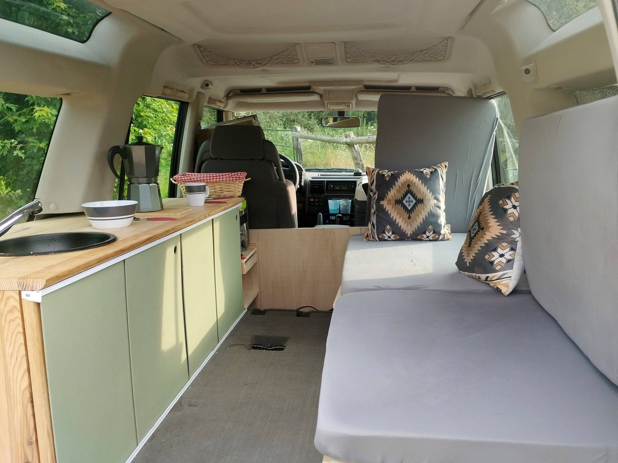 Vue avant de 3/4 Land rover - Yescapa