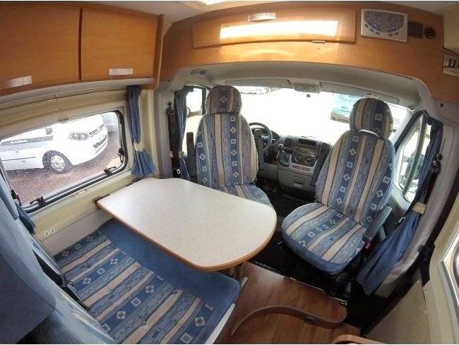 Área de jantar Fiat Ducato 120 Multijet - Yescapa